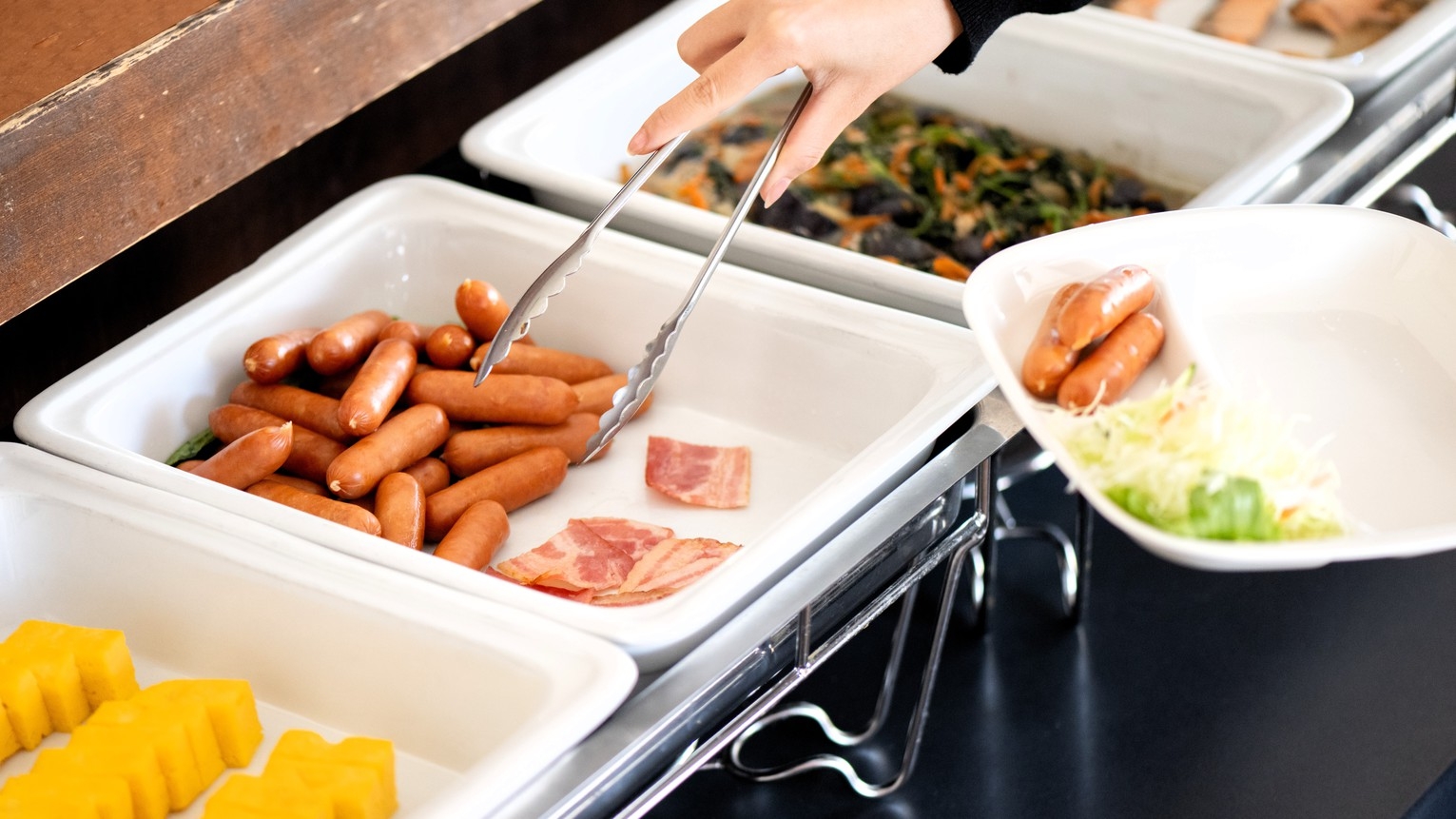 【事前カード決済限定／返金不可】朝食付プラン特価！品数豊富な選べる和洋バイキング付きプラン