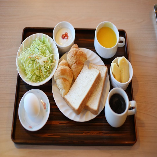 ◆洋食（一例）４種類のパンをご用意しております。コーヒーと一緒にどうぞ☆彡