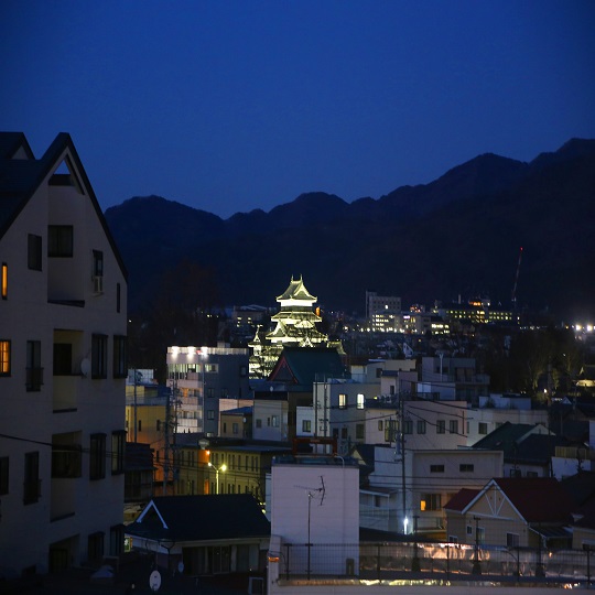 ◆客室からの松本城　日没から22:00までライトアップされています。（一部客室）