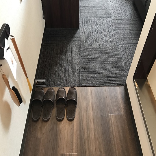 ◆室内入口　室内は靴を脱いでお寛げるよう室内用スリッパを用意しております。