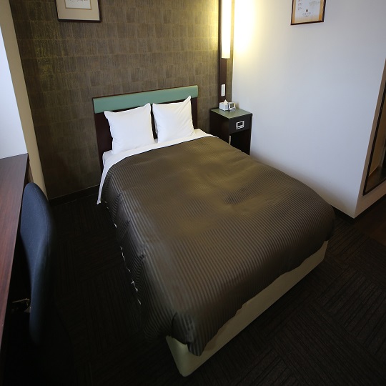 ◆客室ベッド　幅140cmのダブルベッド