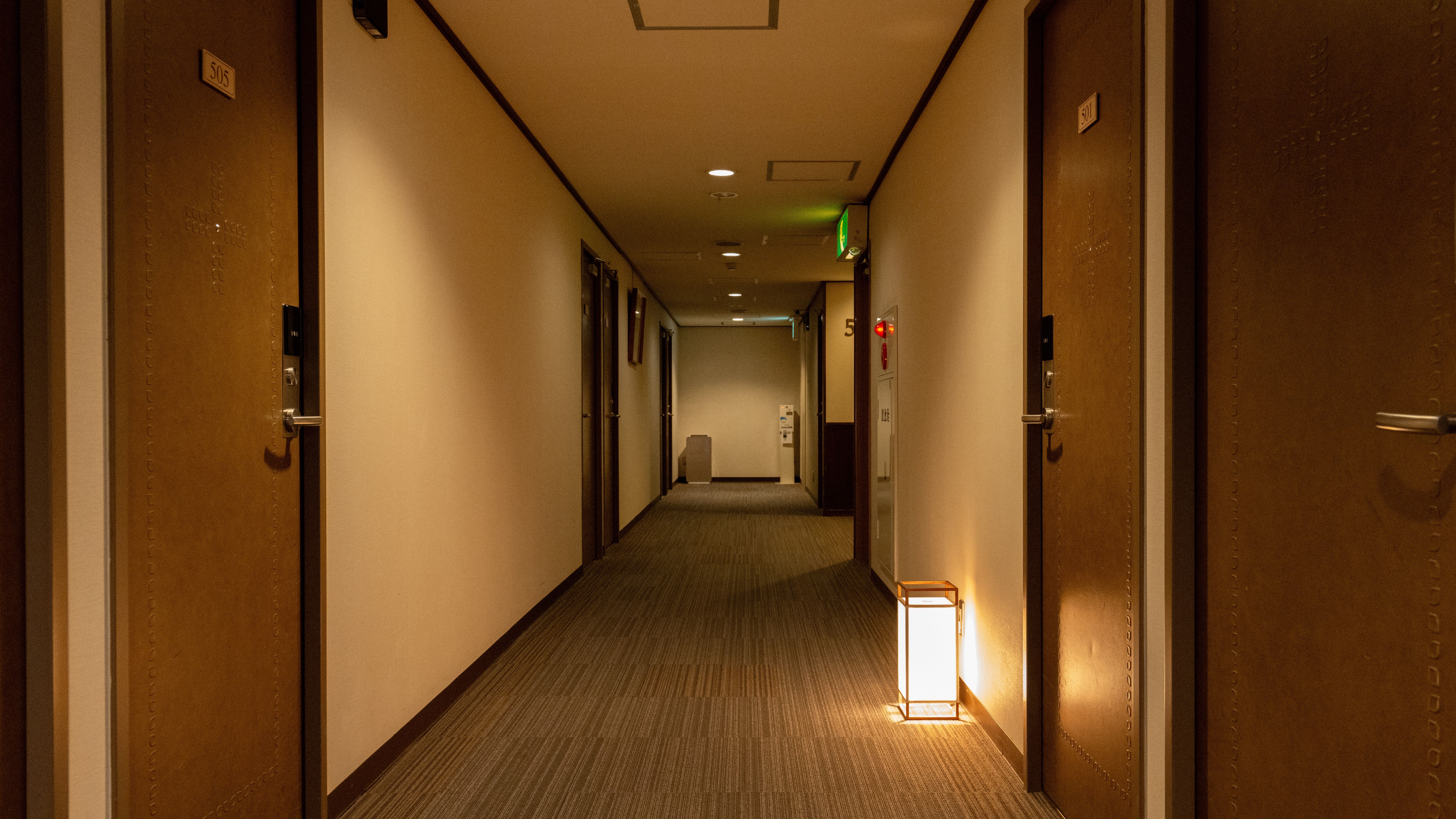 *館内：各フロアに行灯があり、温かみのあるフロアスペースです。