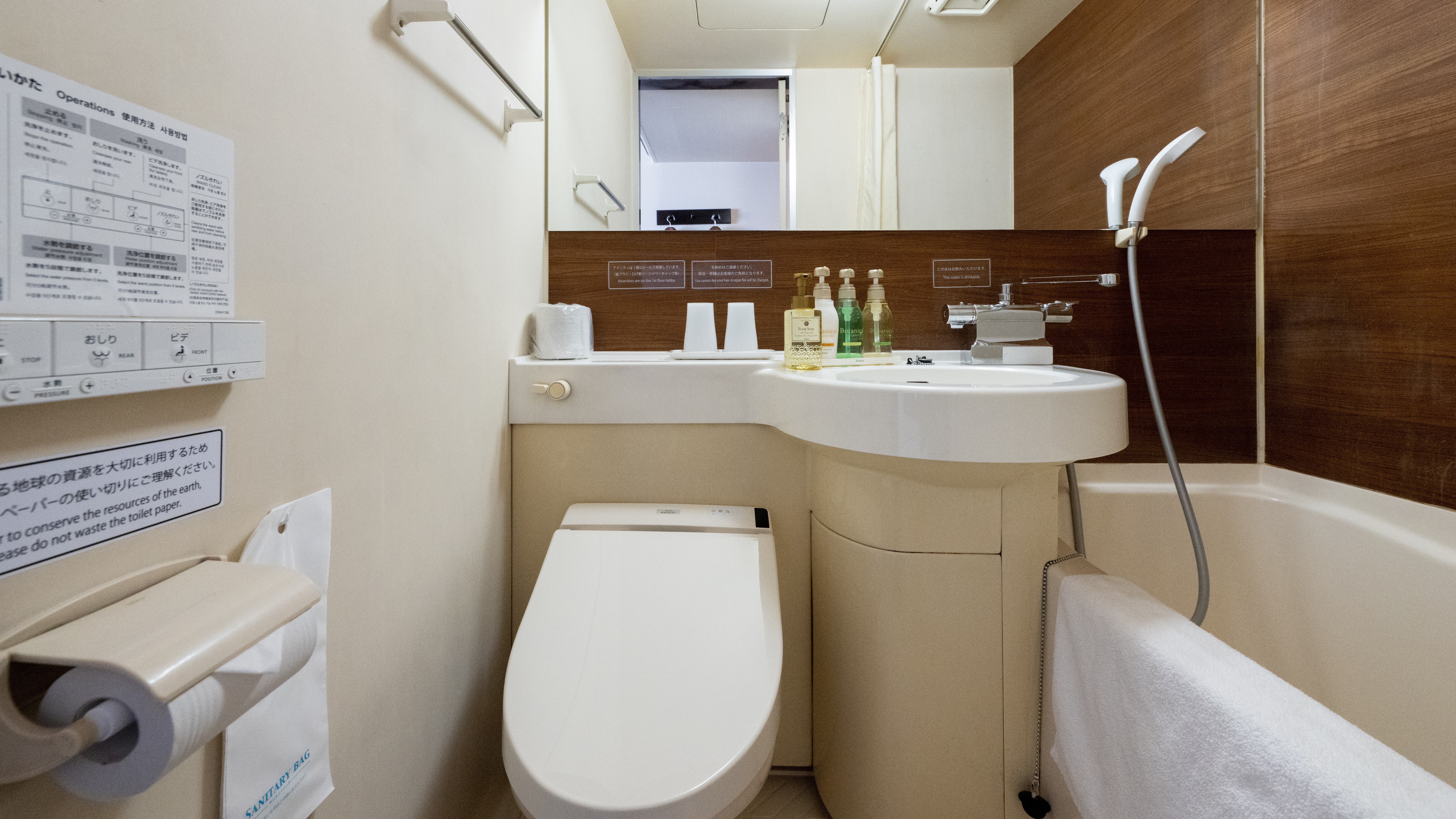 *ダブルルーム：バス・トイレ完備で日々の疲れをリフレッシュいただけます。＜客室イメージ＞