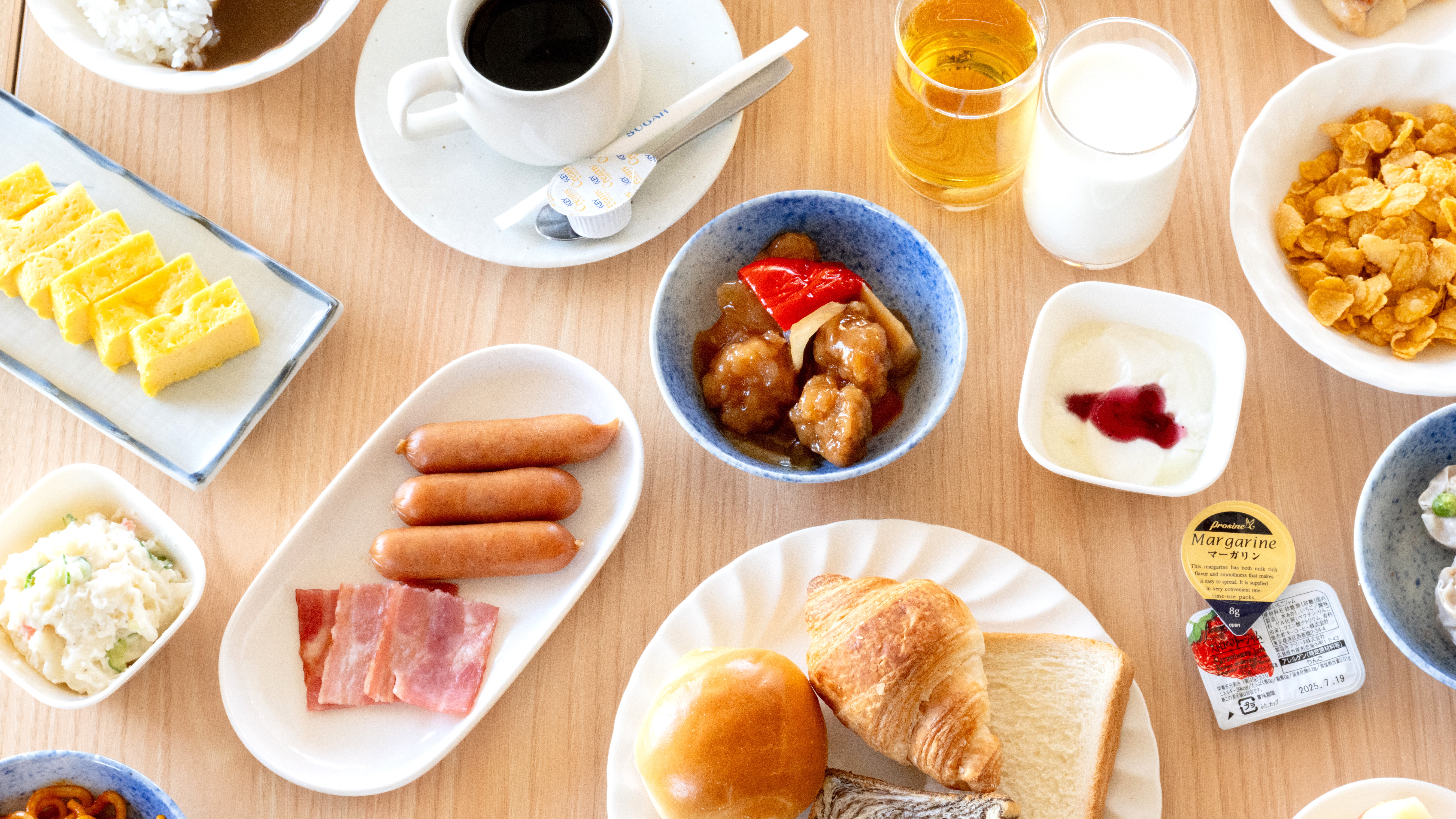 *朝食：和洋食のプチバイキング形式でご用意しております。(一例)