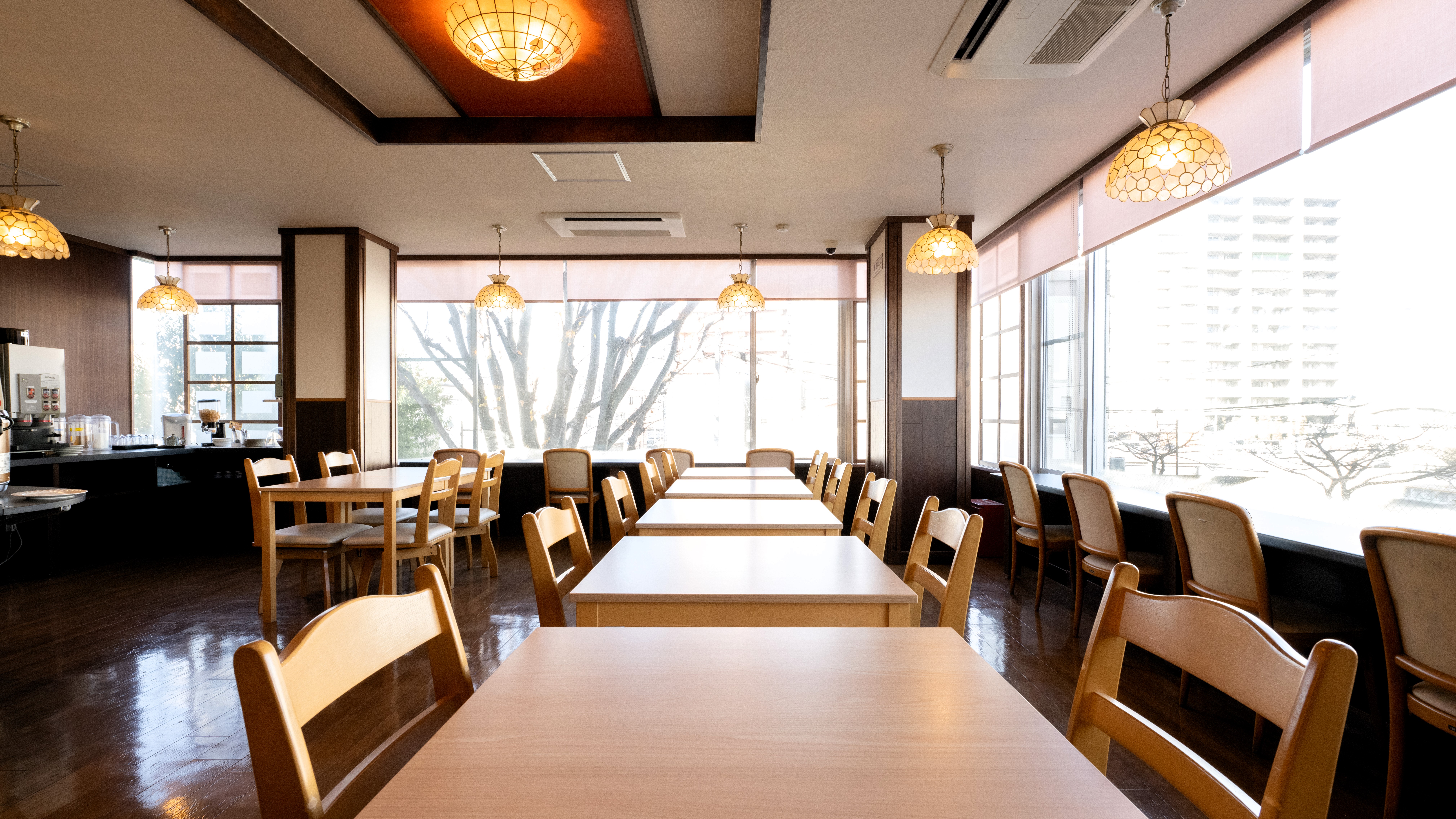 *朝食会場：明るく見晴らしの良い朝食会場でごゆっくりとご朝食をお楽しみください。
