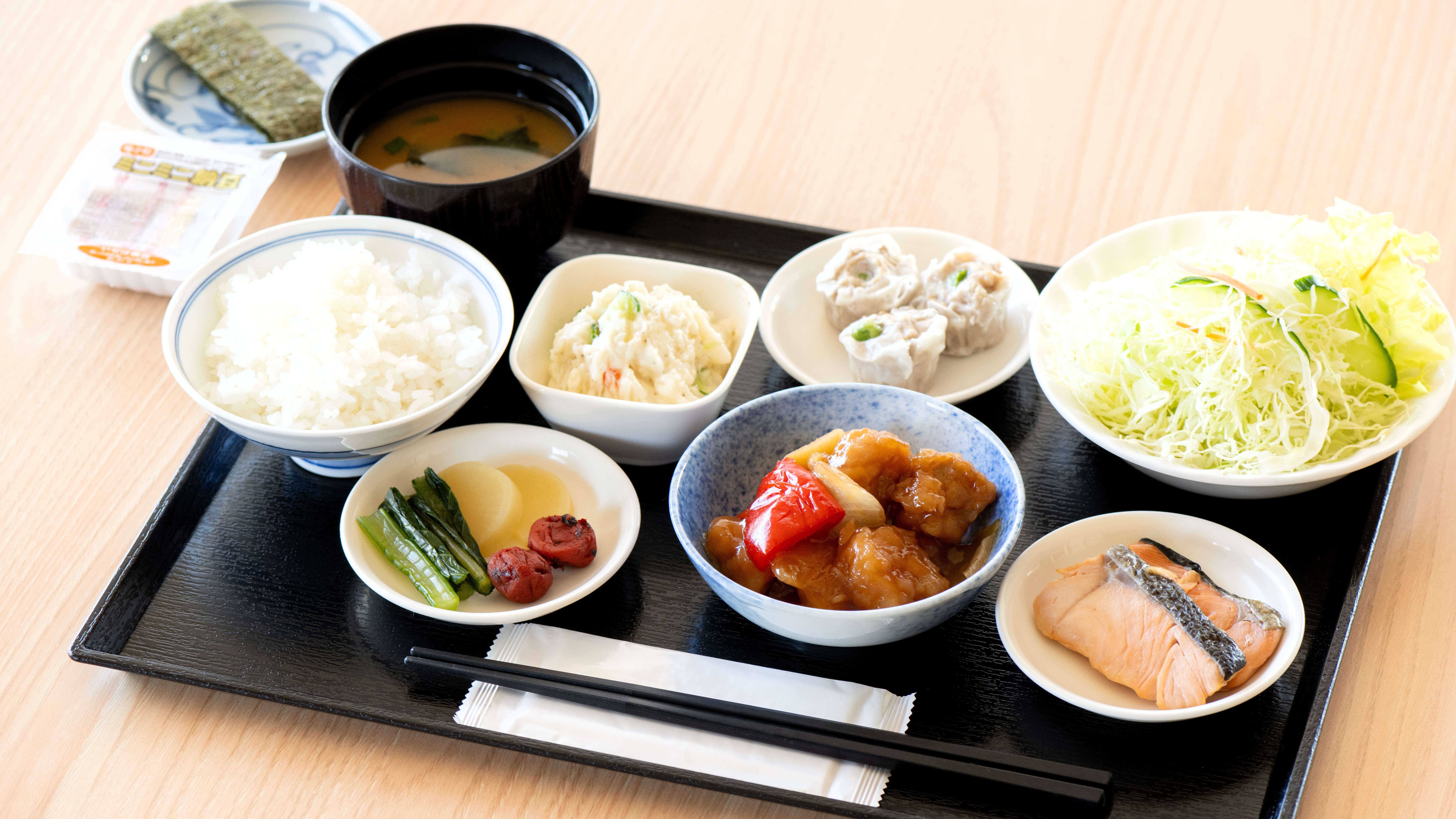 *朝食：ごはん派もパン派も満足できる和洋食のプチバイキング形式！(一例)