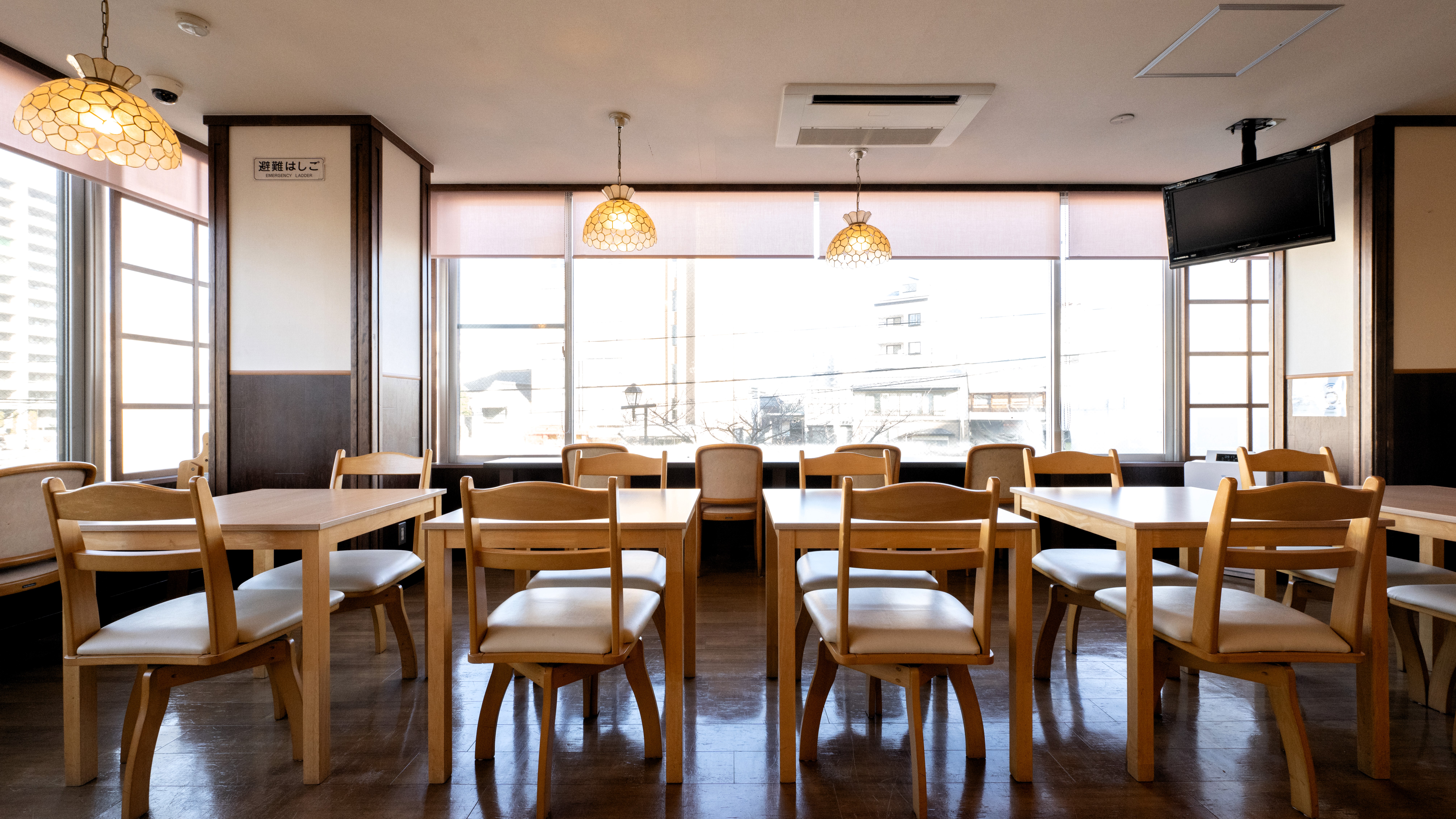 *朝食会場：明るく見晴らしの良い朝食会場でごゆっくりとご朝食をお楽しみください。