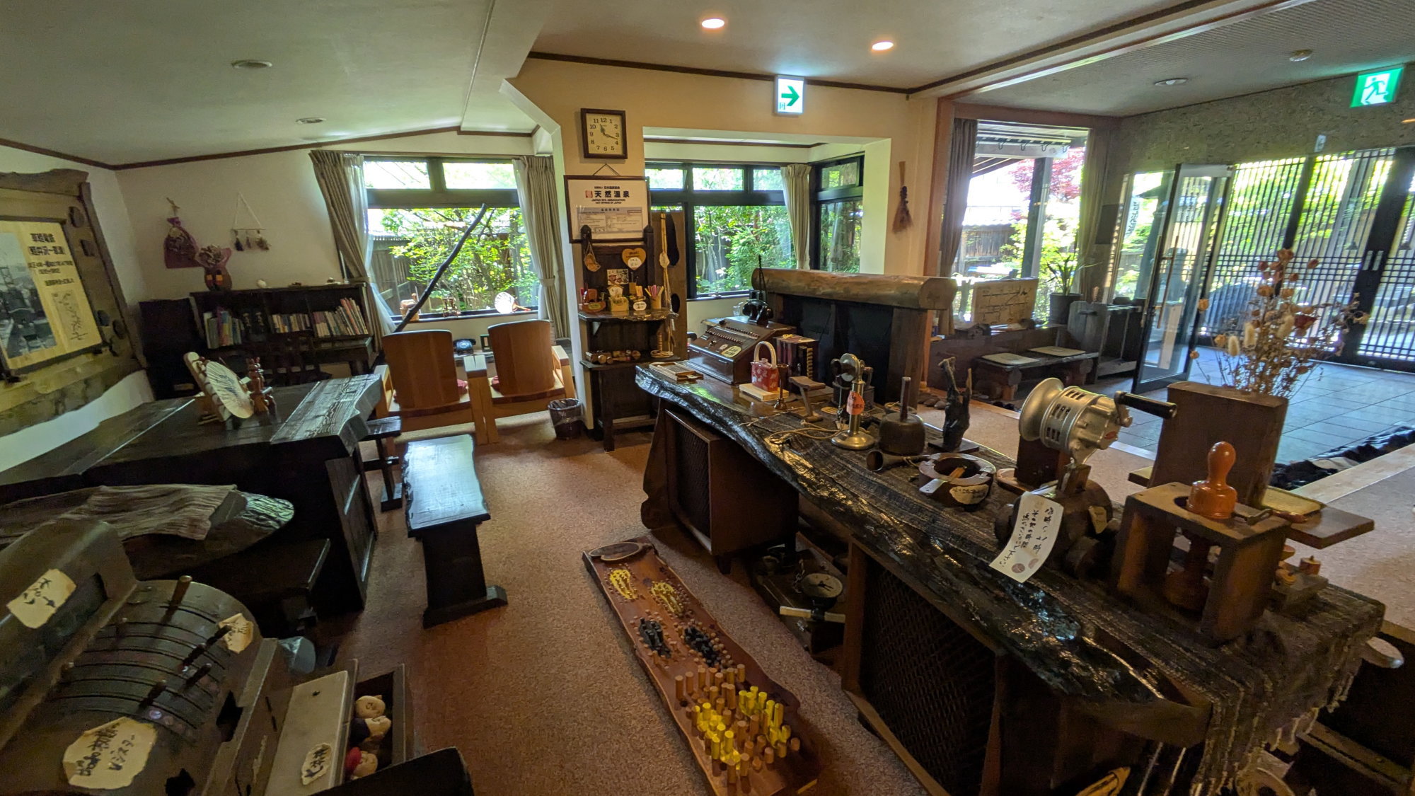 【館内】ラウンジ（宿主が選んだ調度品のこだわりが並ぶ）