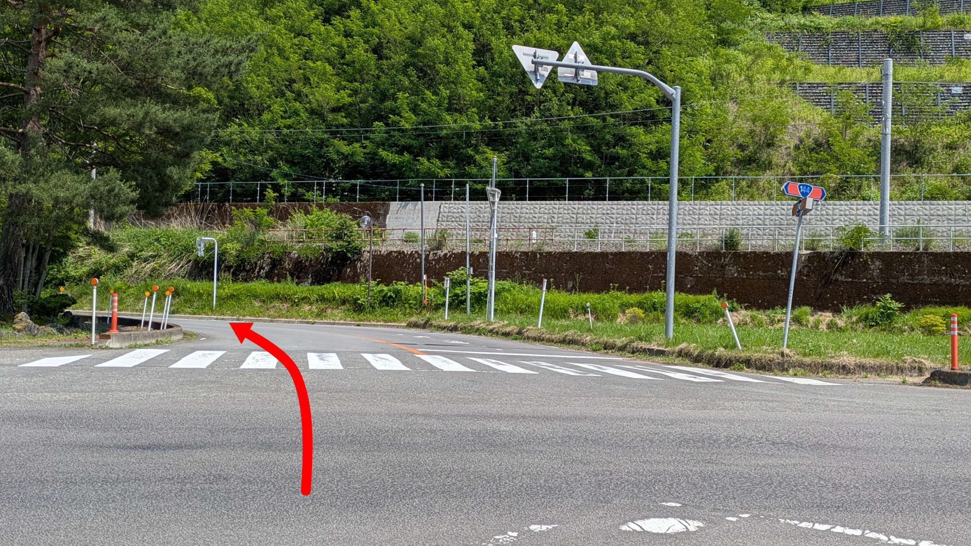 【お車でお越しの方】ＪＲ吾妻線の線路に沿って進んでください。