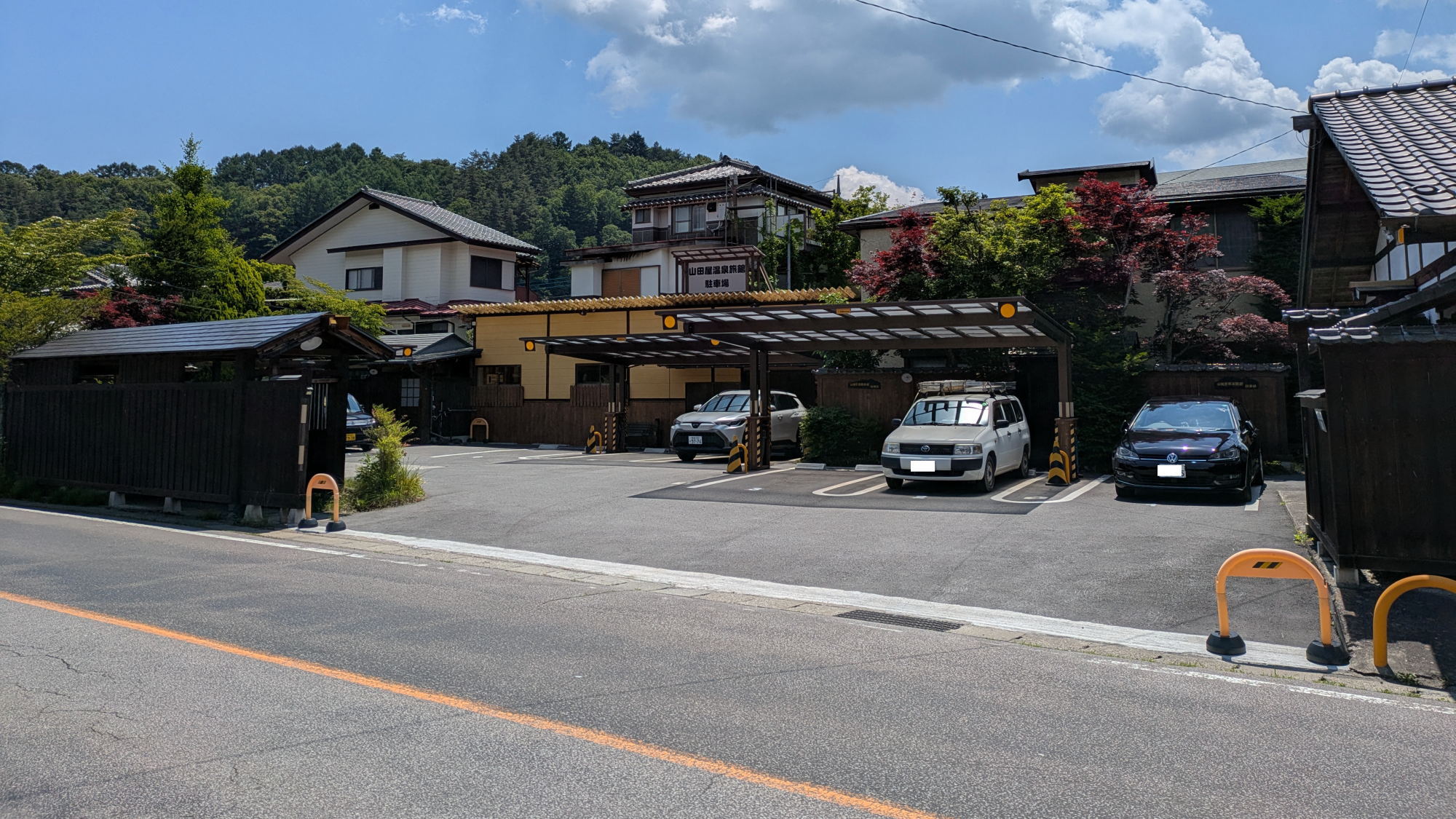 【お車でお越しの方】駐車場には屋根を設置、大事なお車を雨や雪から守ります。