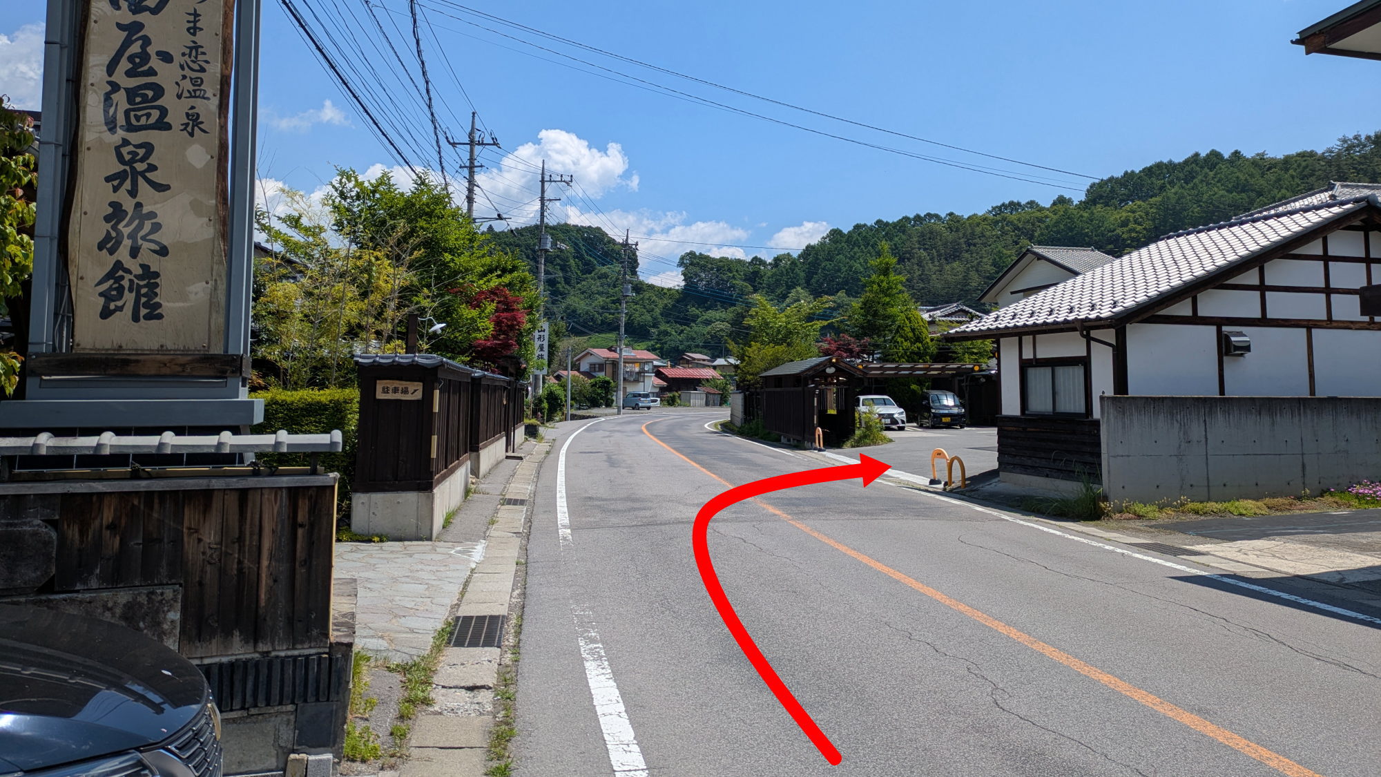 【お車でお越しの方】当館目の前です。駐車場は矢印の方です。