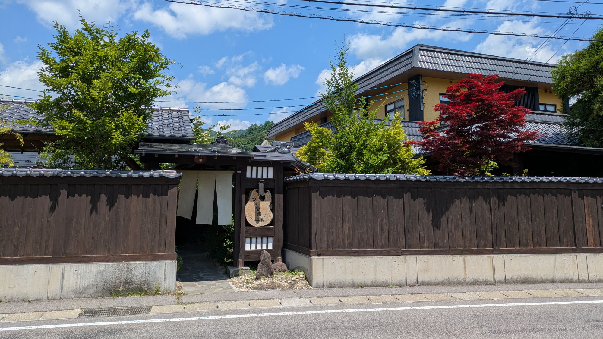 【お車でお越しの方】車を止めたら道路を横断してこちらからお入りください。