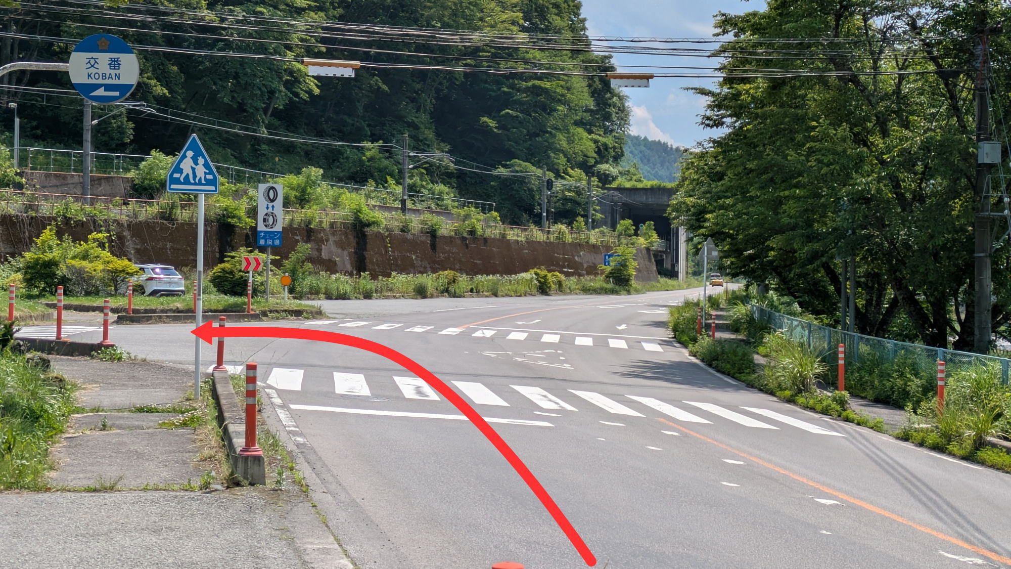 【お車でお越しの方】この「嬬恋交番」のところを曲がってください（信号なし）