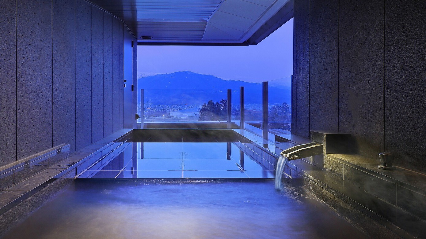 【古窯スイートツイン】2024年リニューアル！客室に備わる半露天風呂。最上階ならではの眺望を独り占め