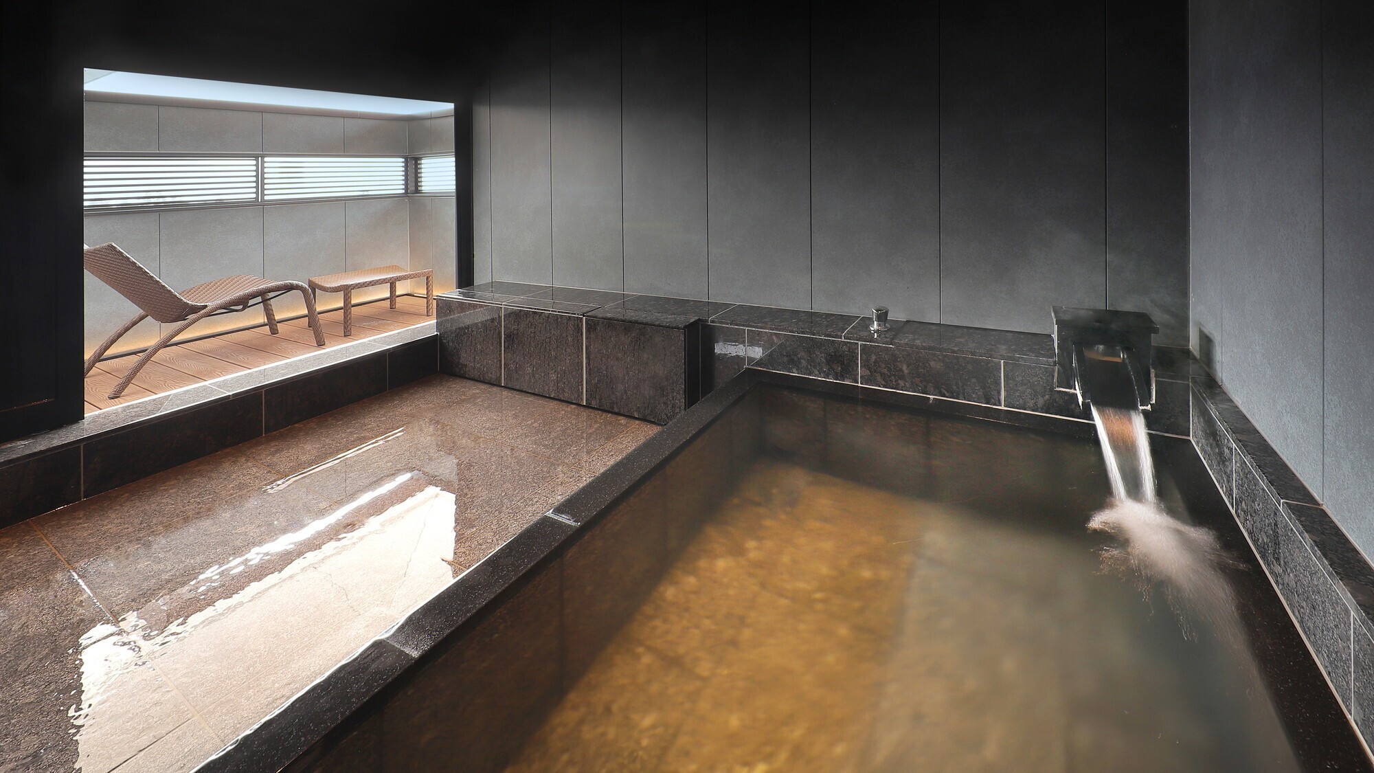 【古窯スイート和洋室】2024年リニューアル！客室に備わる半露天風呂。最上階ならではの眺望を独り占め