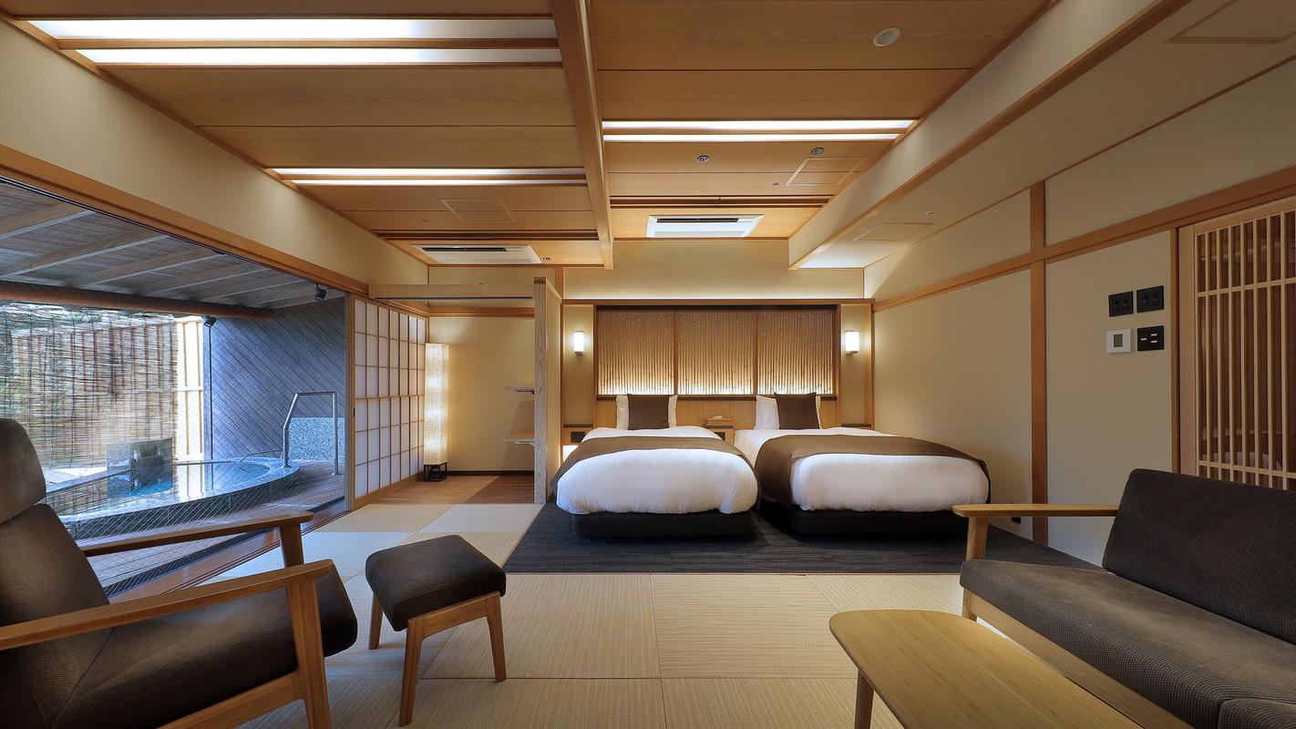 【茶寮プレミアム和洋室：摩耶】半月形の御影石の露天風呂が特徴。