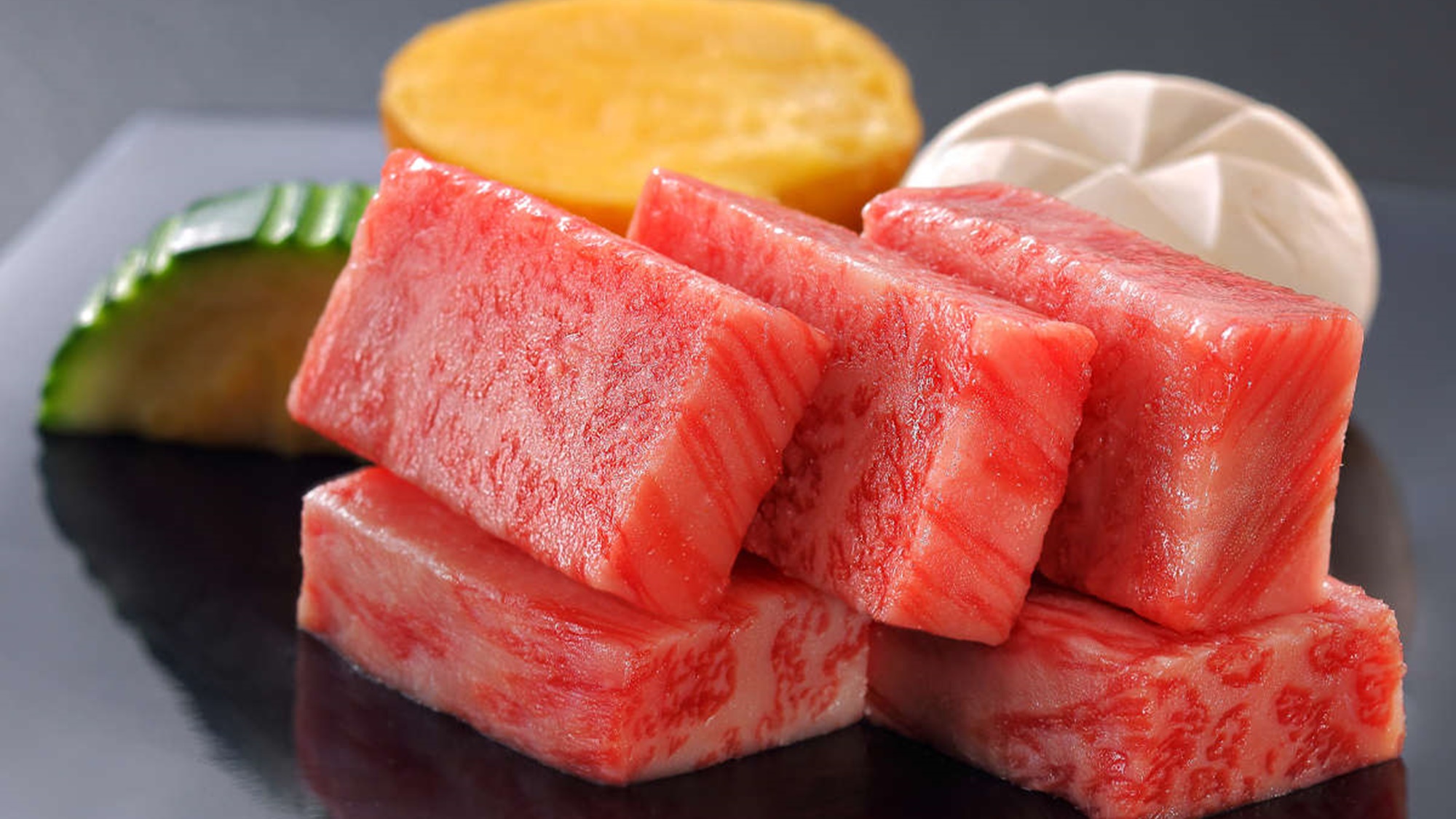 【山形牛ステーキ】霜降りが多く柔らかさはもとより食べ応えのある良質の脂身が絶品。