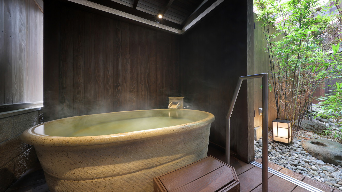 【茶寮露天風呂付客室：飯豊】：大石田焼の「次年子窯」で造られた陶器風呂（和洋室）