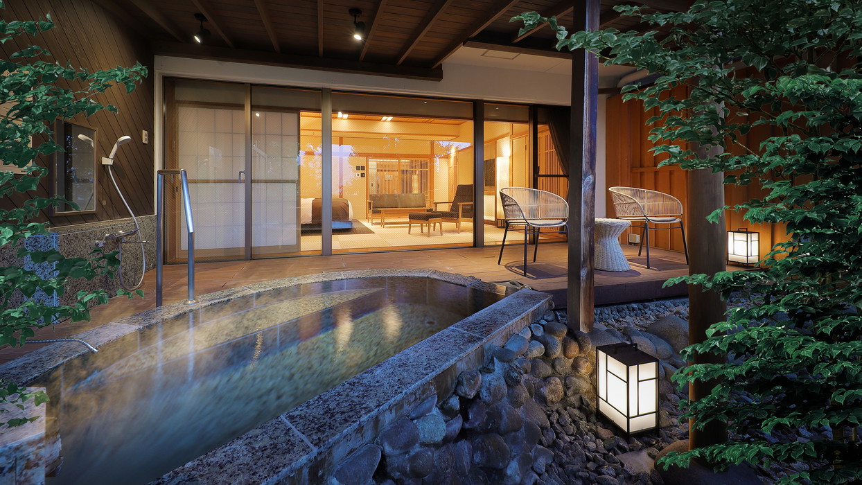 【茶寮プレミアム和洋室:摩耶】半月形の御影石の露天風呂が特徴。