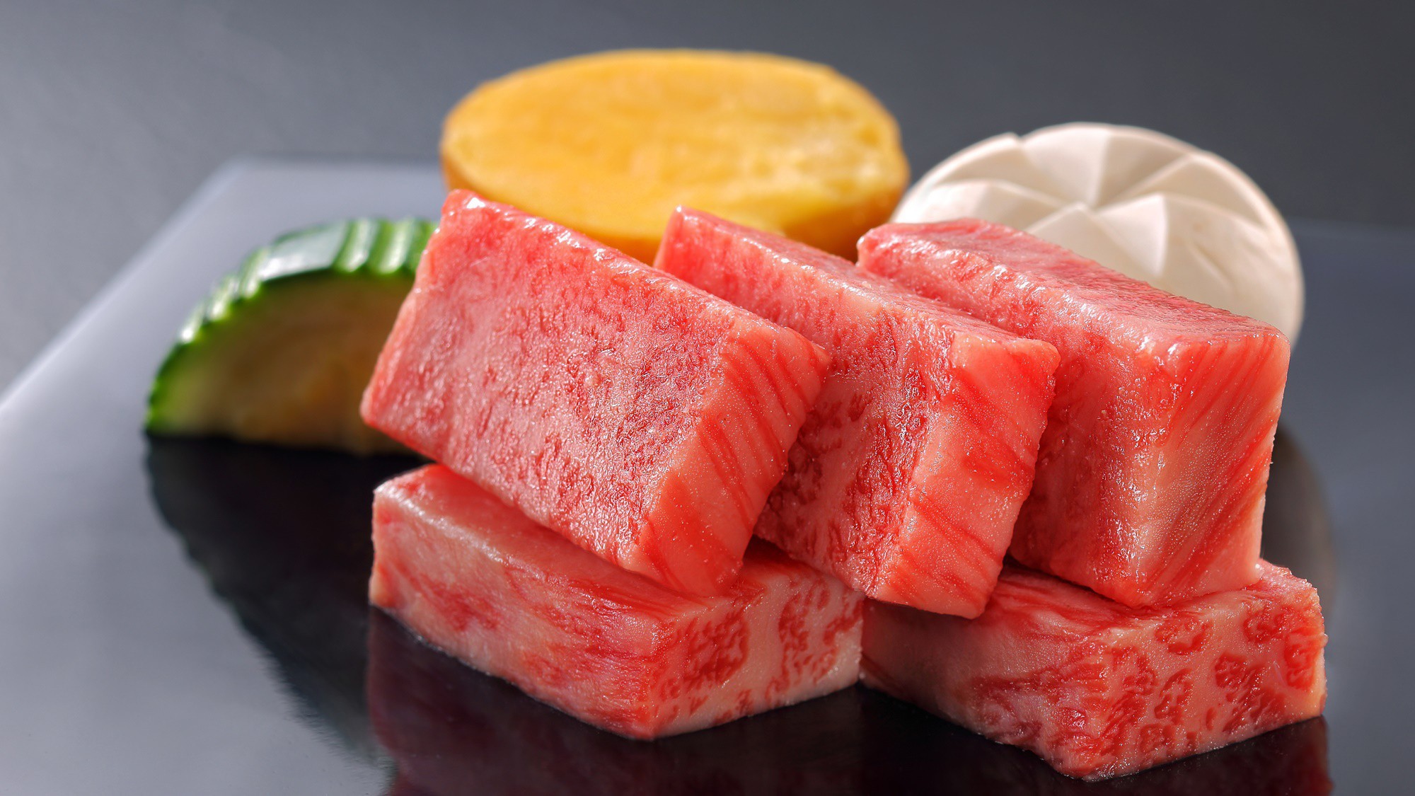 【米沢牛・山形牛ステーキ】霜降りが多く柔らかさはもとより食べ応えのある良質の脂身が絶品。