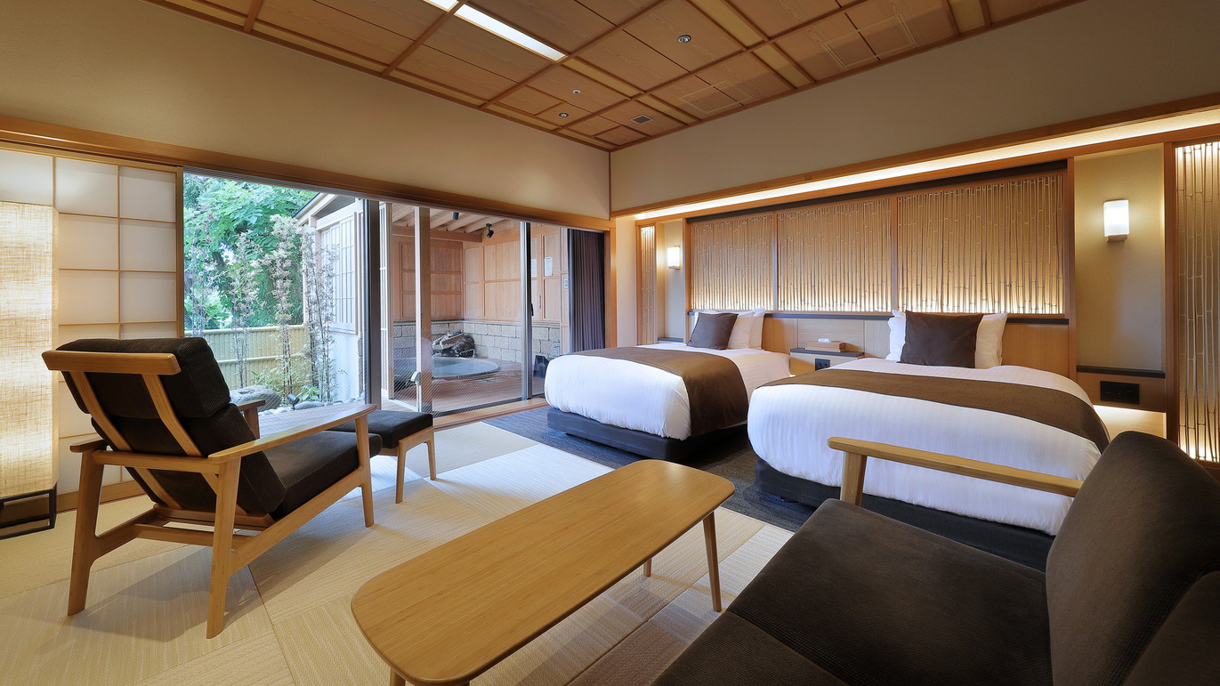 【茶寮露天風呂付客室：朝日】御影石の楕円形露天風呂（和洋室）