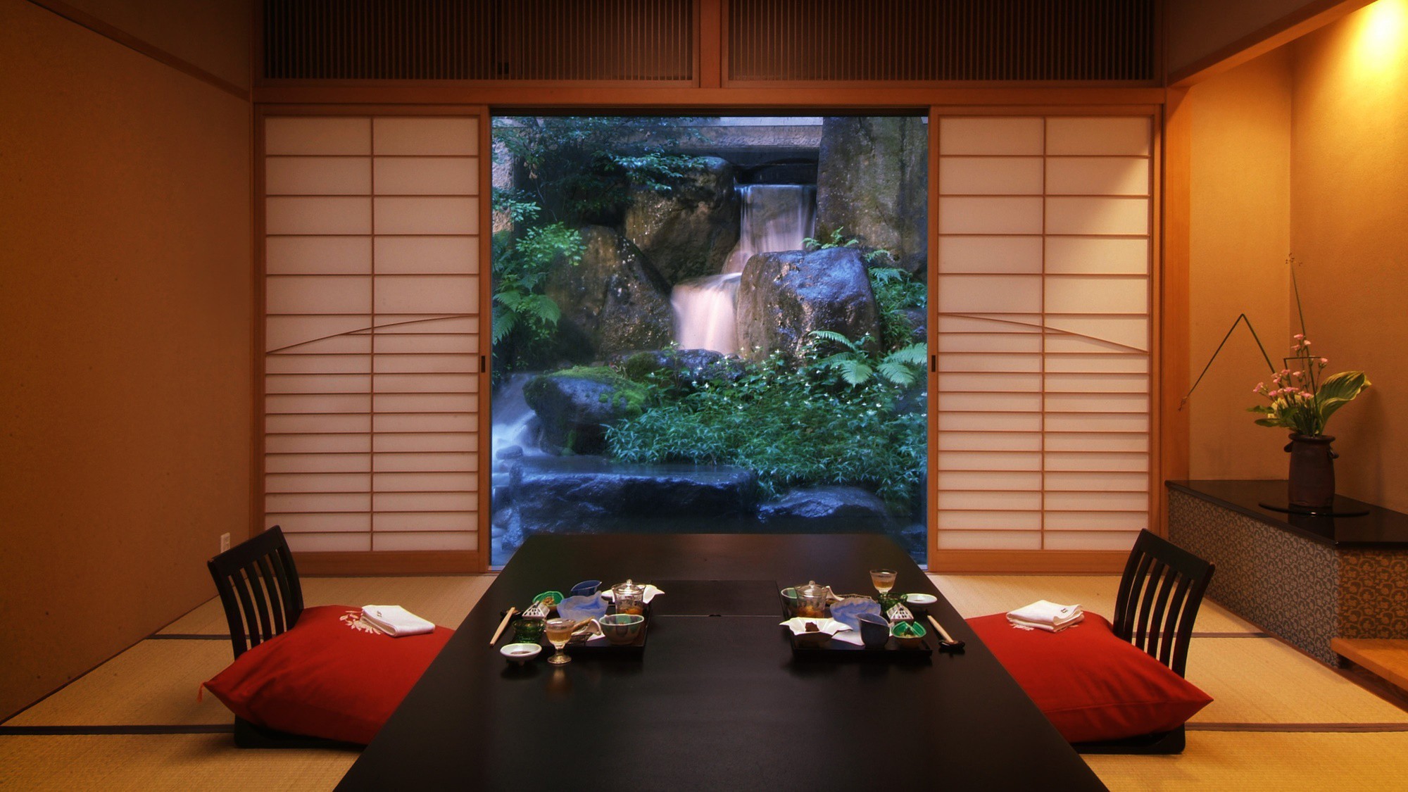 【料亭】和室タイプの個室会食場。日本庭園を眺めながらのお食事をどうぞ。