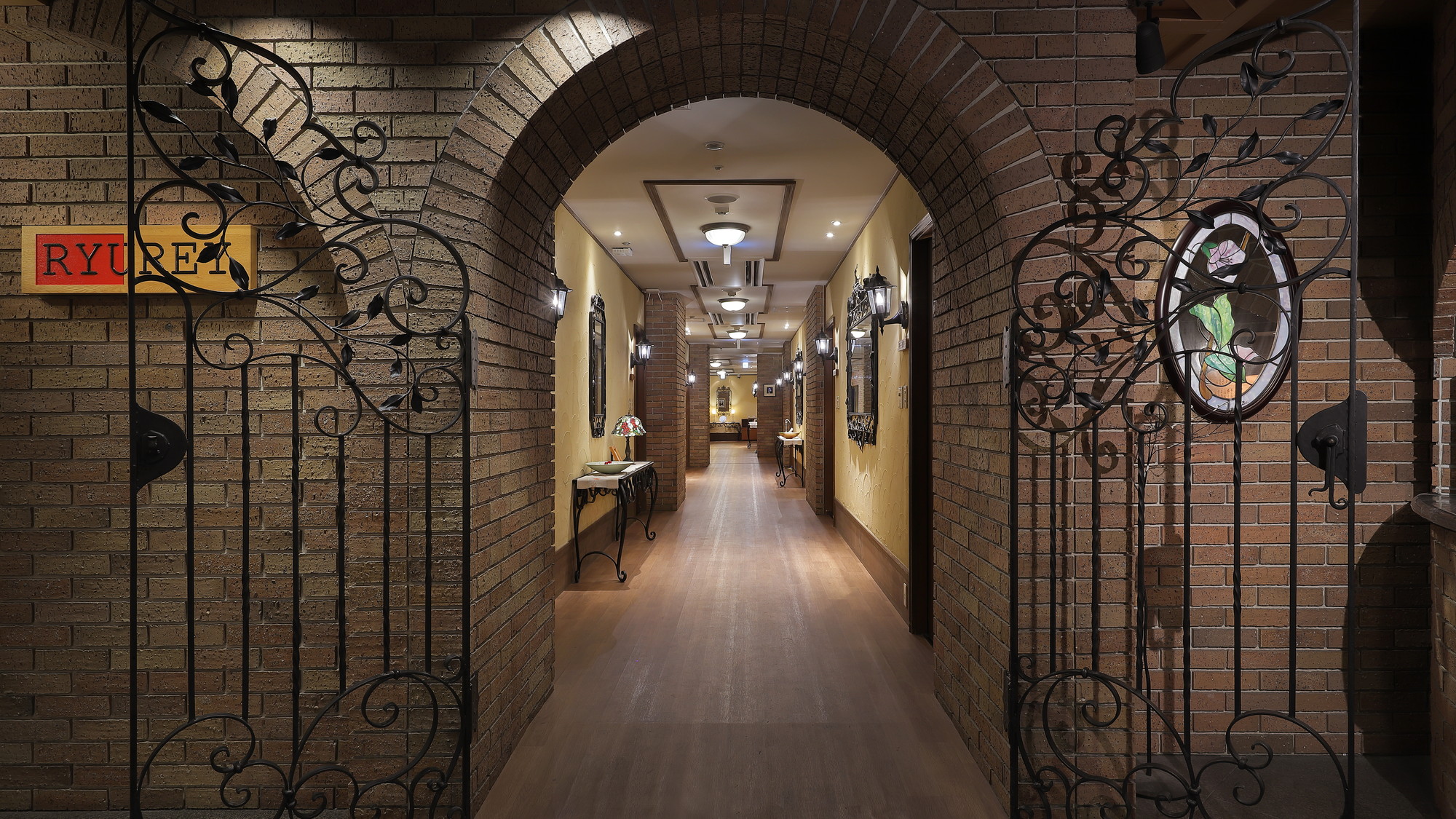 【立礼（リューレイ）】大正ロマンの風情漂う洋式の個室会食場リューレイは、お子様や足の悪い方にも好評。