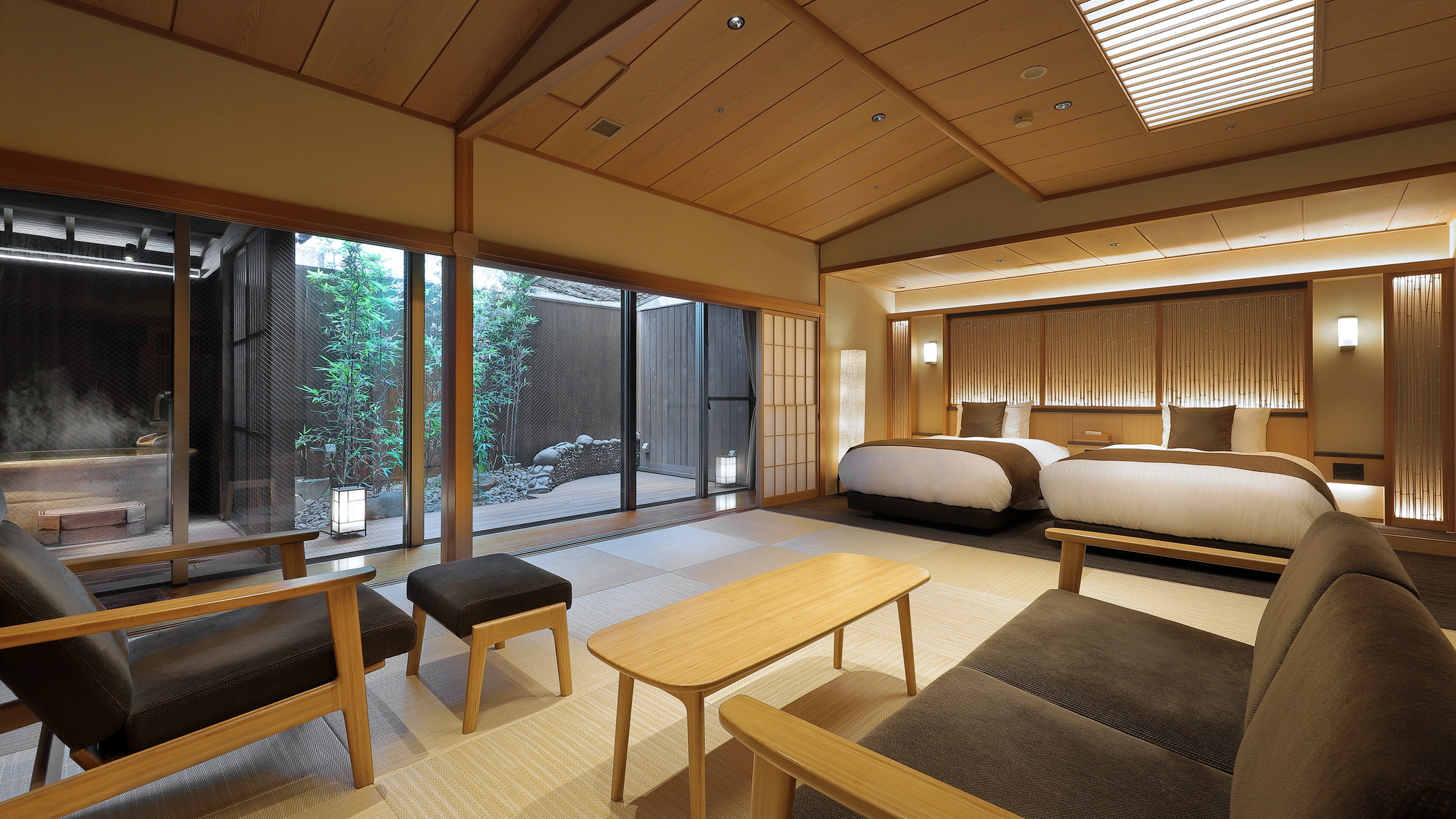 【茶寮露天風呂付客室：飯豊】：大石田焼の「次年子窯」で造られた陶器風呂（和洋室）