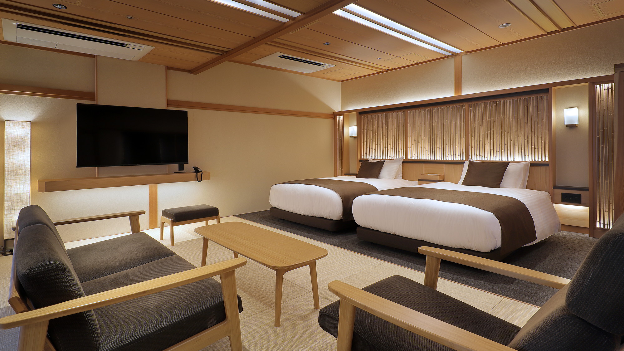 【茶寮プレミアム和洋室:御所】大きな丸い石で作られた広々と寛げる露天風呂が特徴の御所。