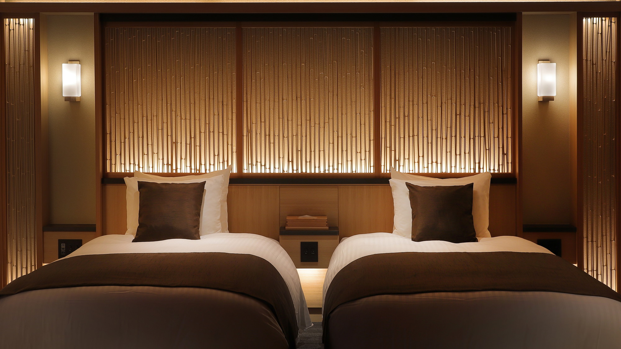 【茶寮露天風呂付客室：飯豊】：大石田焼の「次年子窯」で造られた陶器風呂（和洋室）