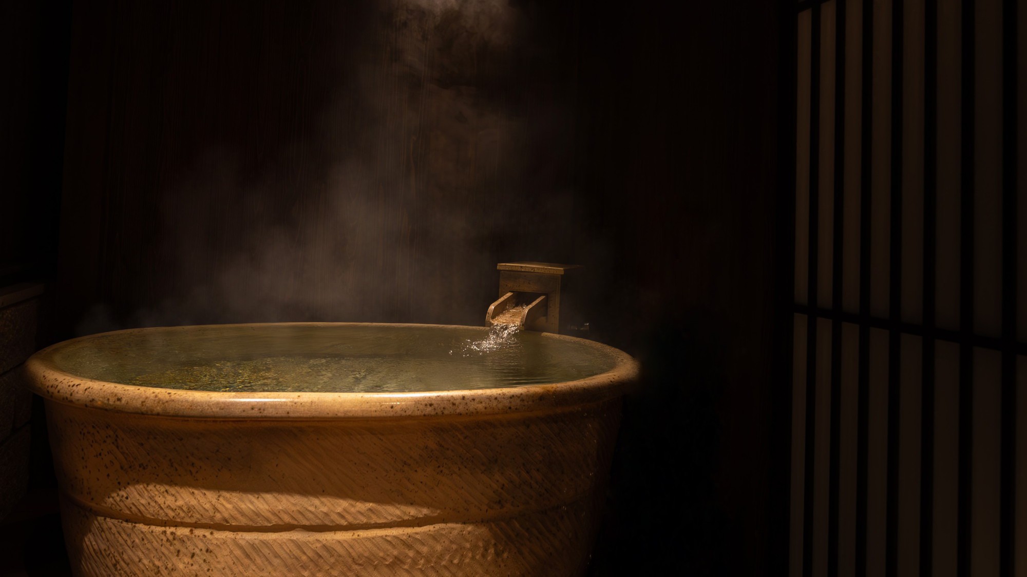 【茶寮露天風呂付客室：飯豊】：大石田焼の「次年子窯」で造られた陶器風呂（和洋室）
