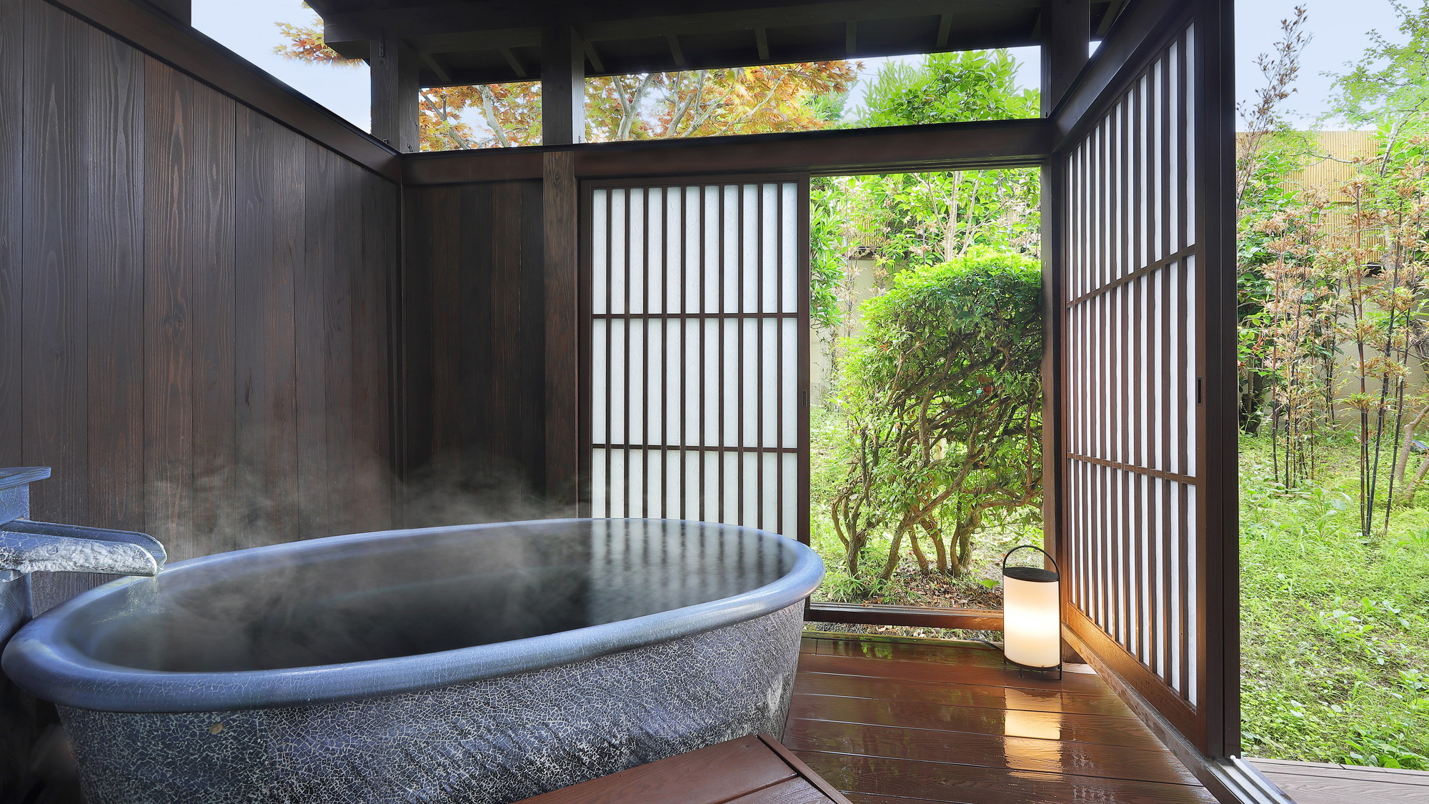 【茶寮プレミアム和洋室：神室】大石田焼 次年子窯の陶器露天風呂。