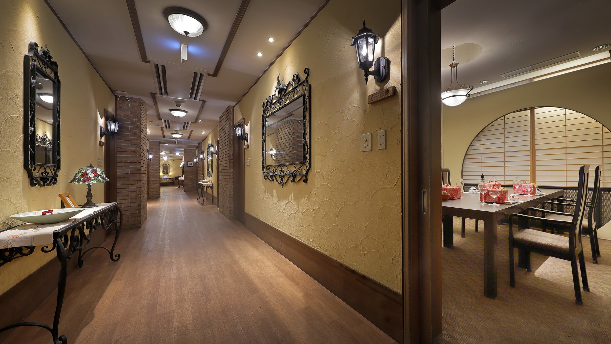 【立礼（リューレイ）】大正ロマンの風情漂う洋式の個室会食場リューレイは、お子様や足の悪い方にも好評。