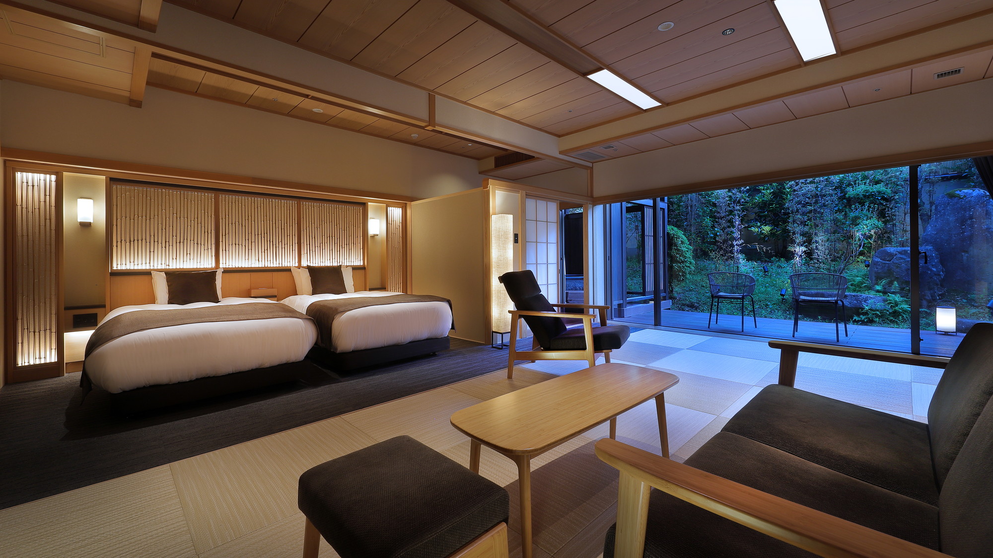 【茶寮プレミアム和洋室：神室】大石田焼 次年子窯の陶器露天風呂。