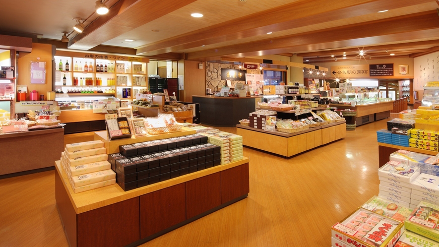 【売店】古窯オリジナルお土産をはじめ、山形の銘菓や工芸品等をご紹介しています。