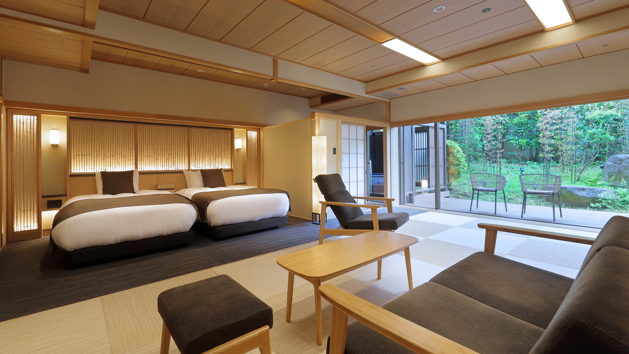 【茶寮プレミアム和洋室：神室】大石田焼 次年子窯の陶器露天風呂。