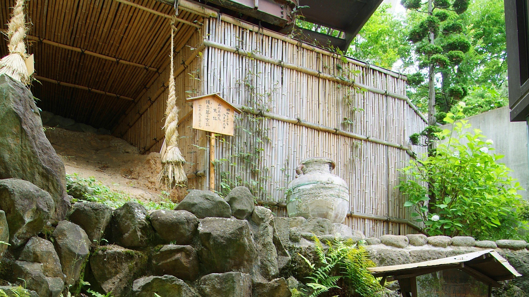 「古窯」の名は敷地内から発掘された、今から約1,300年前の奈良時代の窯跡にちなんで名づけられました