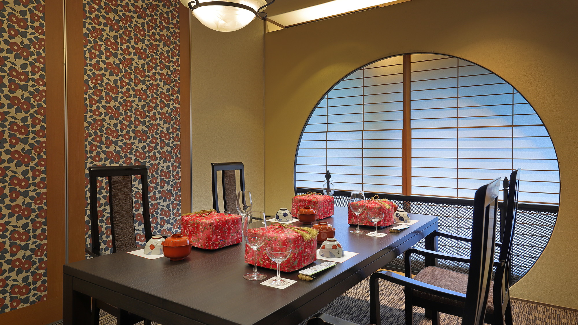 【立礼（リューレイ）】大正ロマンの風情漂う洋式の個室会食場リューレイは、お子様や足の悪い方にも好評。