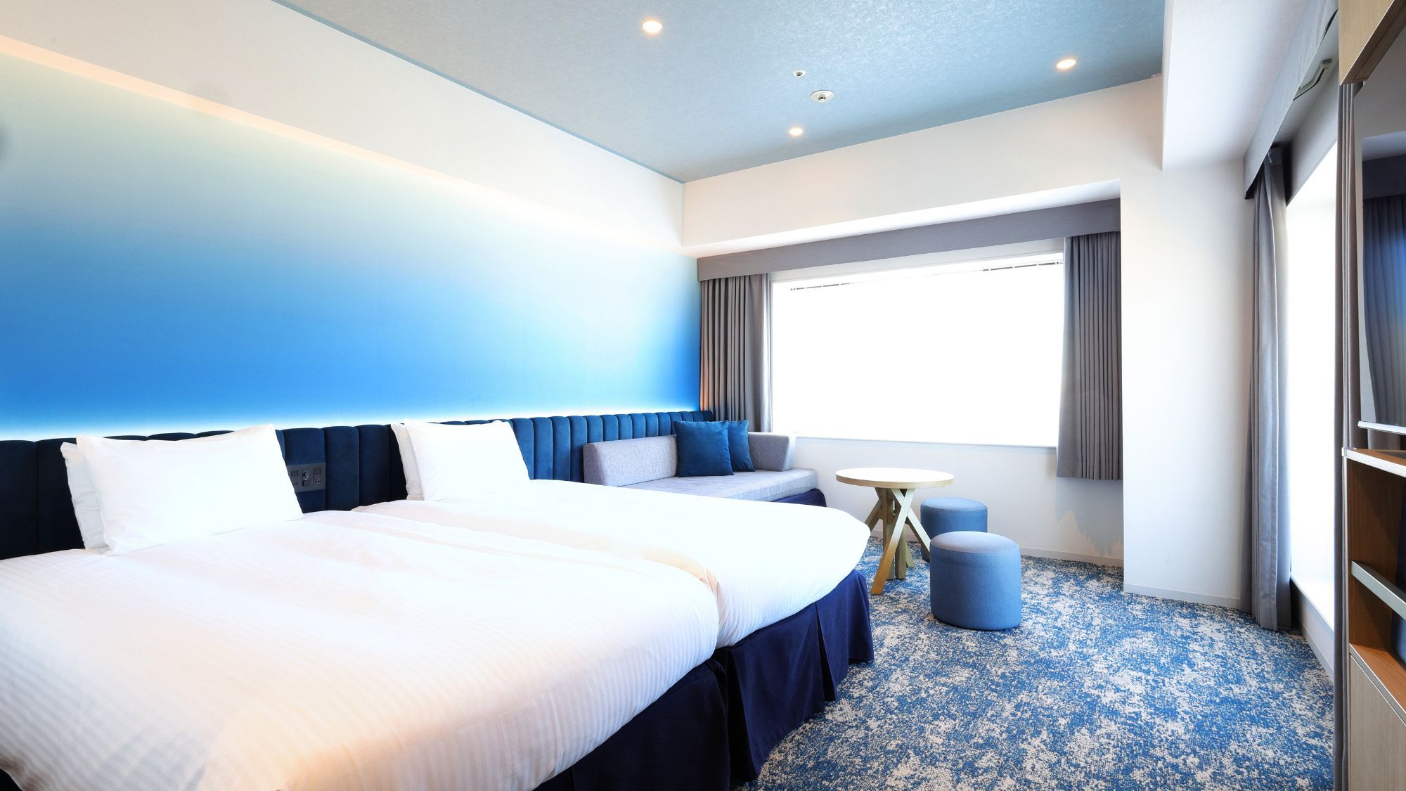 窓の外にはディズニーリゾート(R)の景色が広がる絶景のロケーション『コーナーコンフォートルーム』