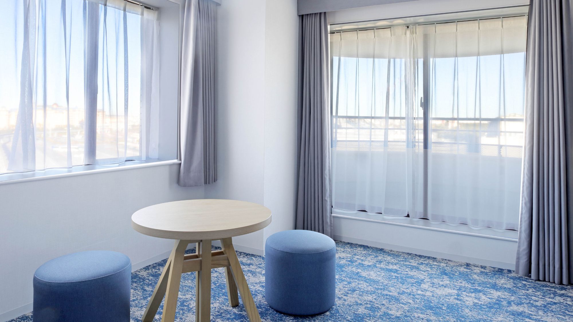 窓の外にはディズニーリゾート(R)の景色が広がる絶景のロケーション『コーナーコンフォートルーム』