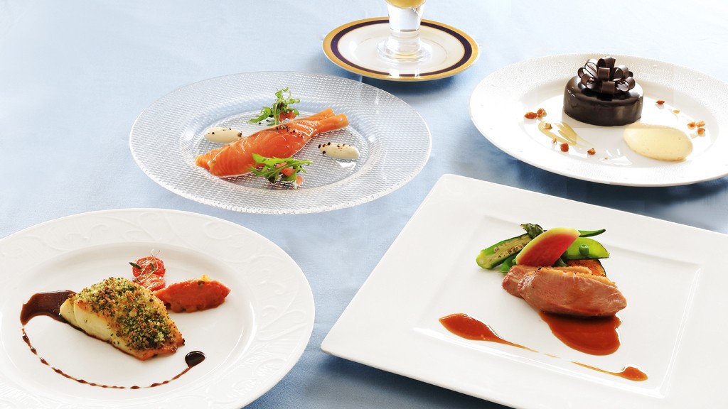 【入店時間18:00】ホテル最上階で楽しむフレンチフルコースプラン（2食付／パークチケット購入可)