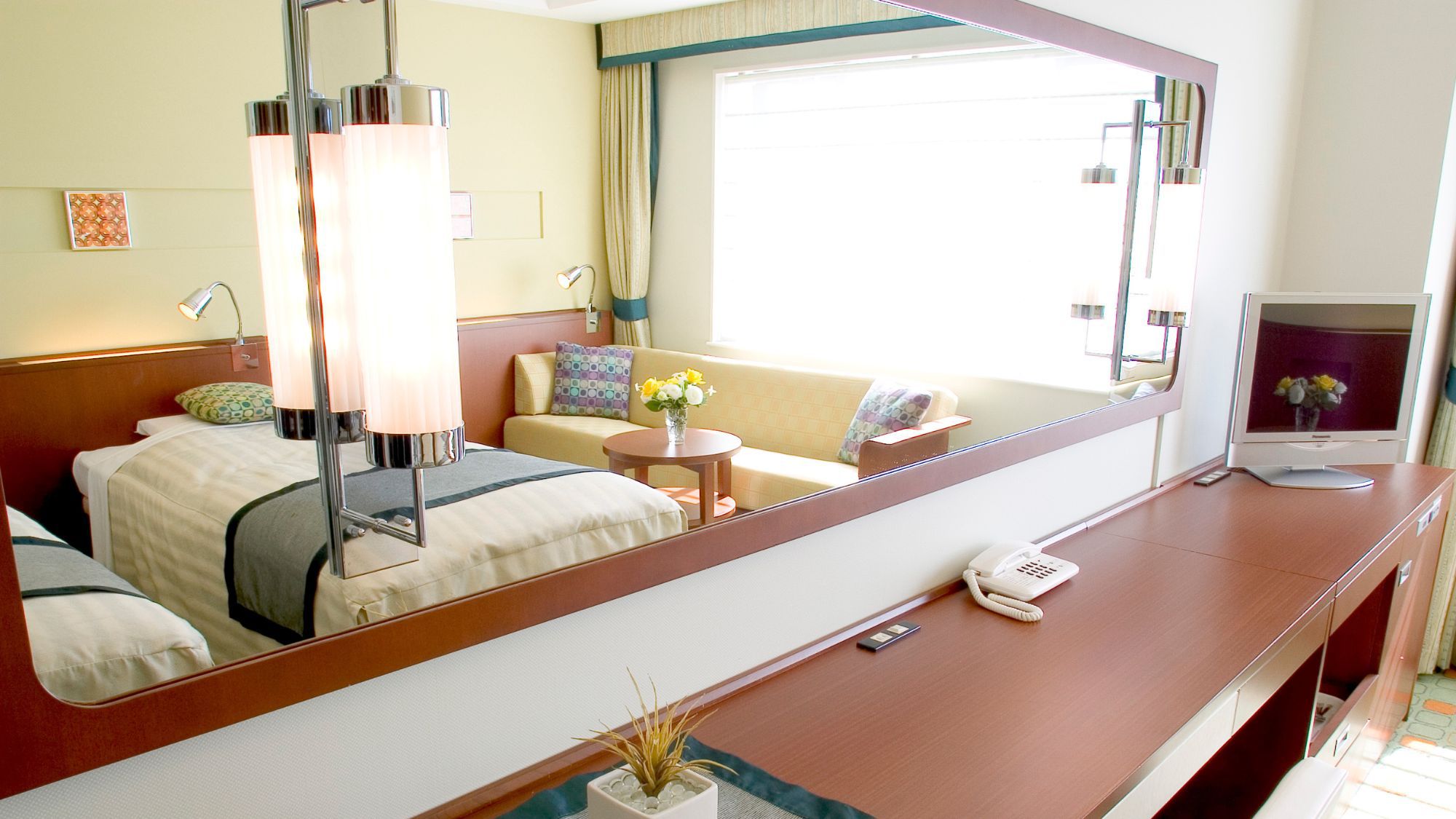 朝の忙しい時間帯にも並んで身支度できる「ロングミラー」