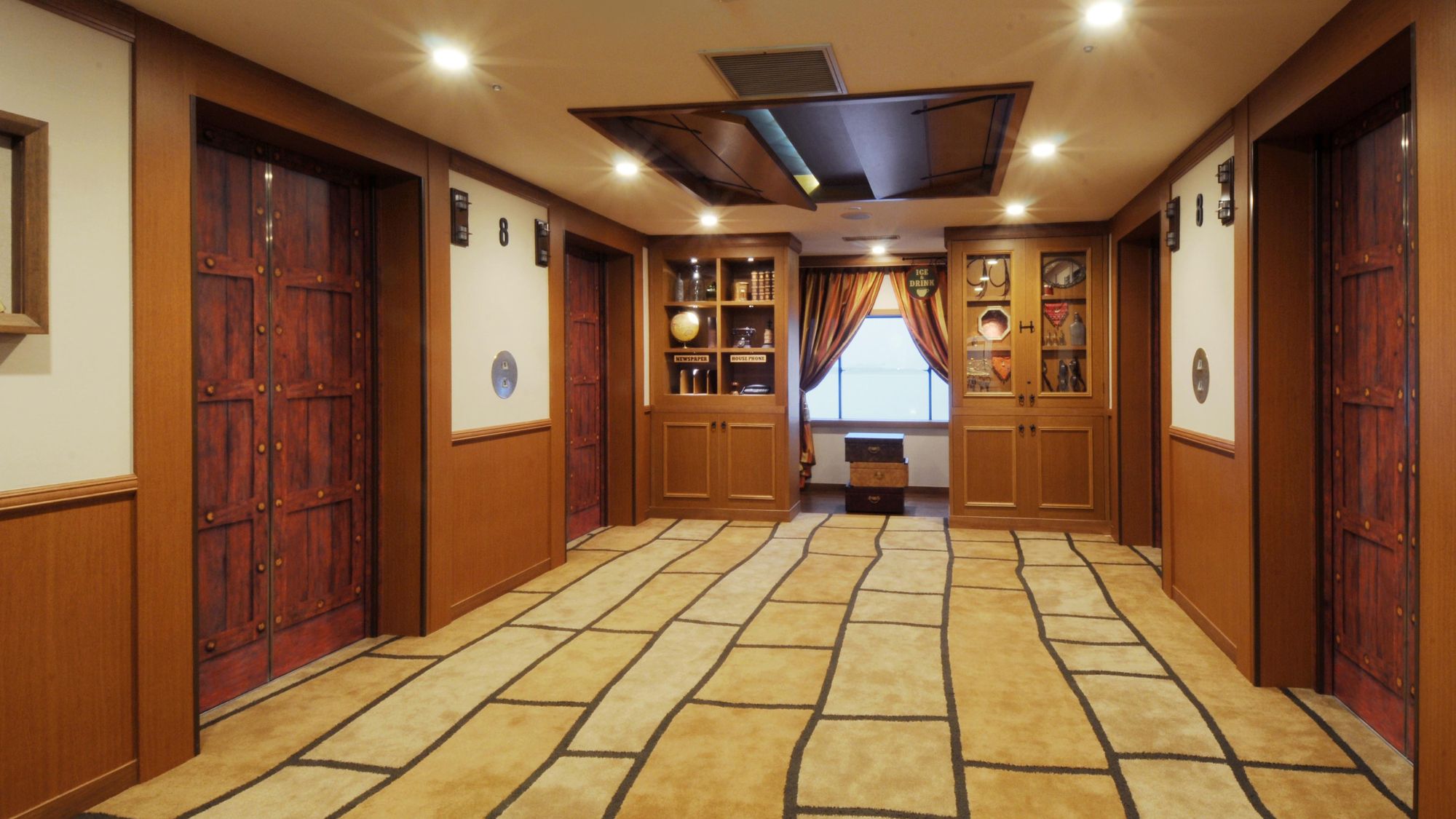 一歩踏み出せば、そこから冒険の始まり！おや？天井が開いているみたいだけど・・・。