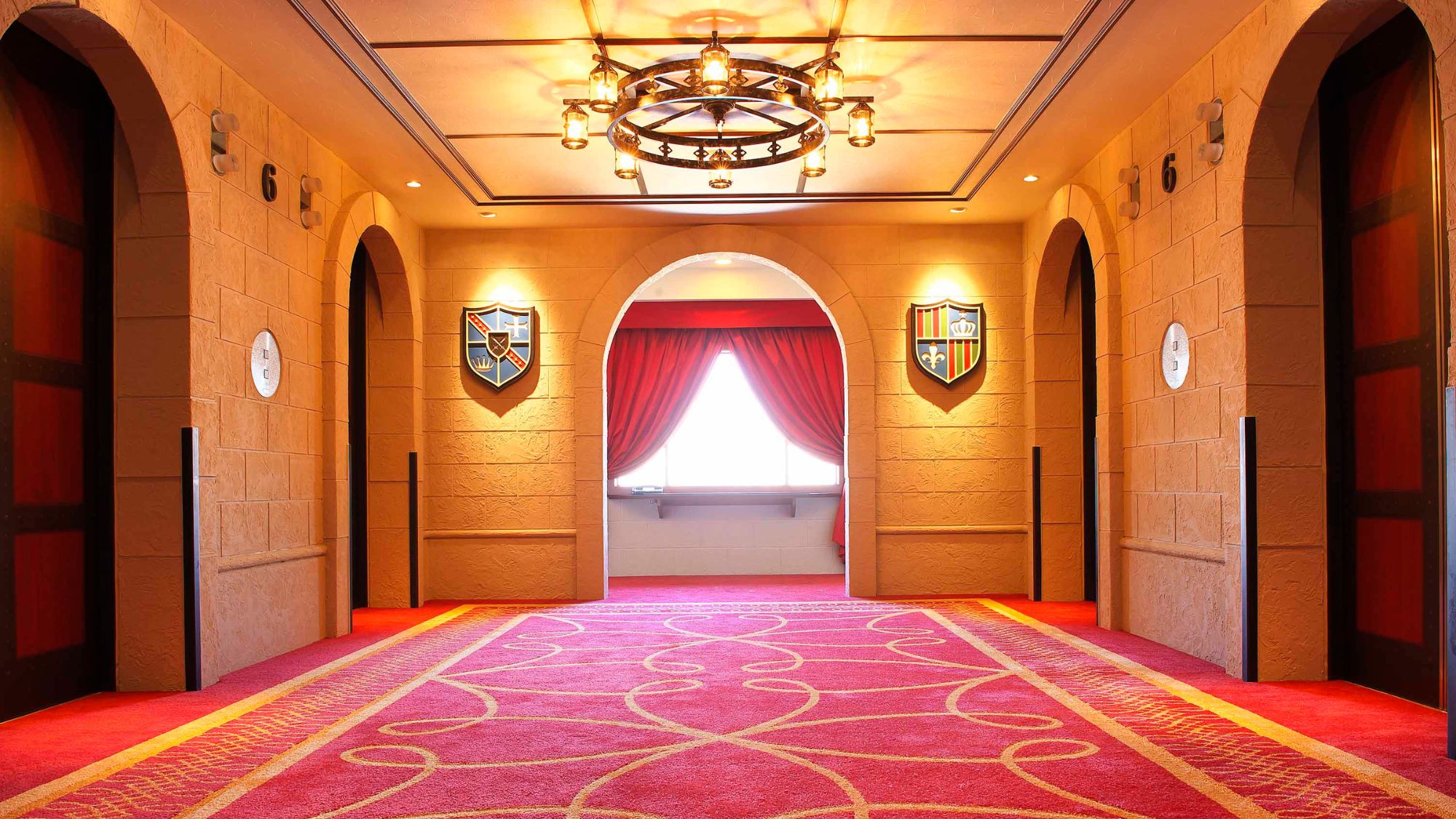 ホール正面の壁には馬車が描かれ、ゲストのみなさまをお迎えします。