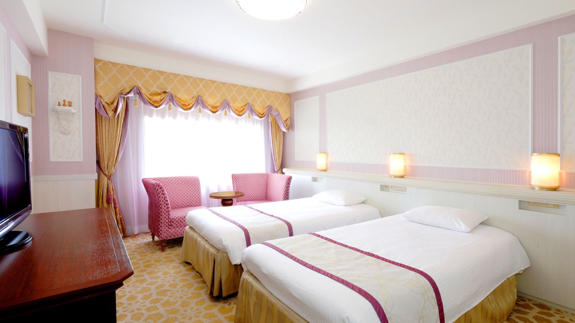 ラベンダーとイエローゴールドの優しい色合いに包まれる『モデレートルーム(キャッスルスタイル)』