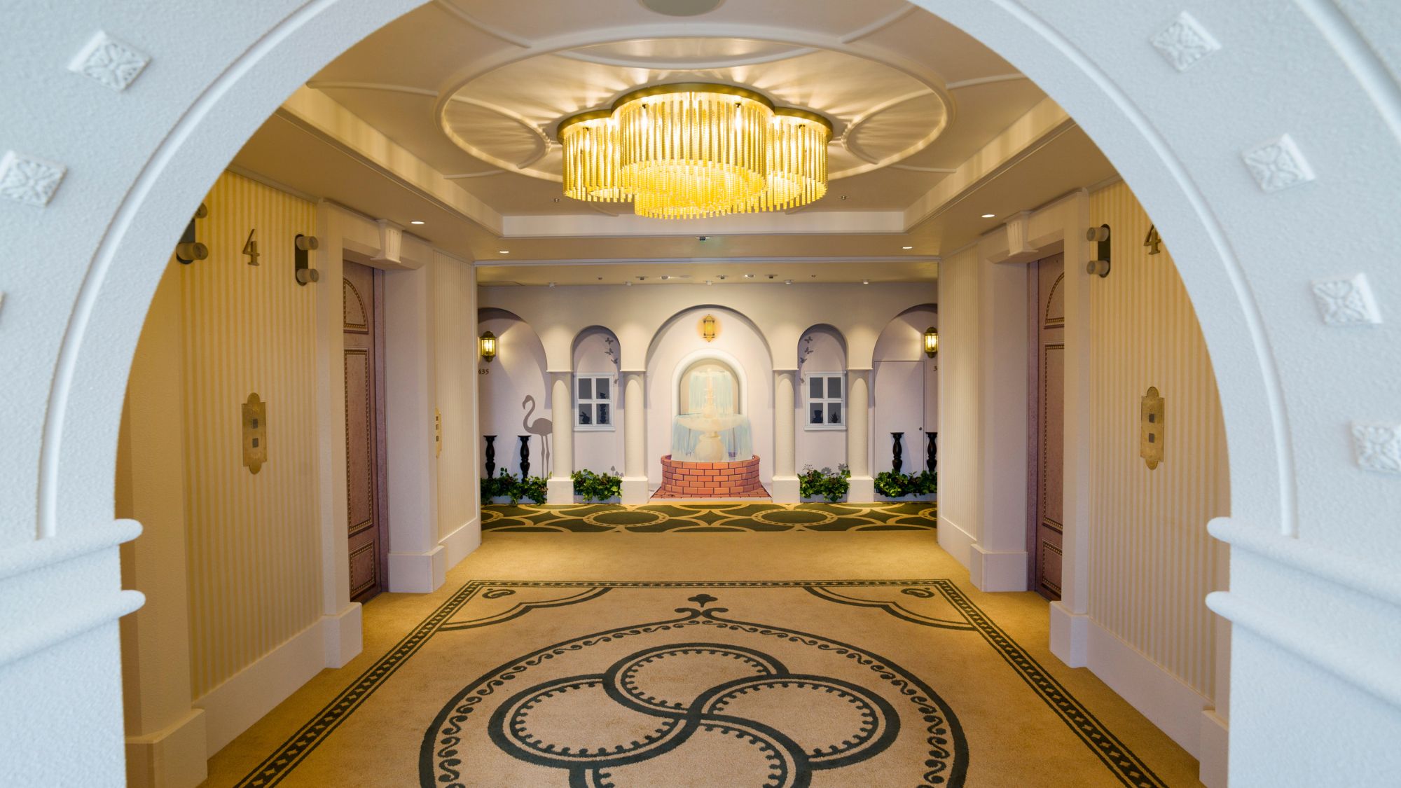 お城の庭園をイメージしたエレベーターホール