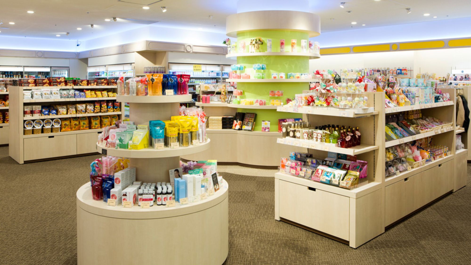 館内売店「ファーストショップ」　飲食品や化粧品、雑貨等の日用品からお子様用のミルクや飲料、ベビーフー