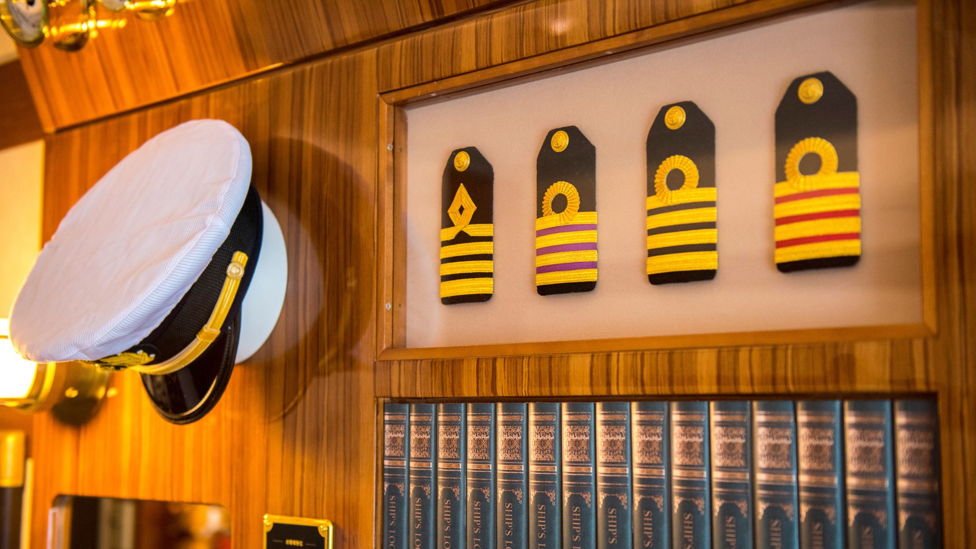 キャプテン制帽や肩章が飾られたお部屋は、正に船長の特別室！