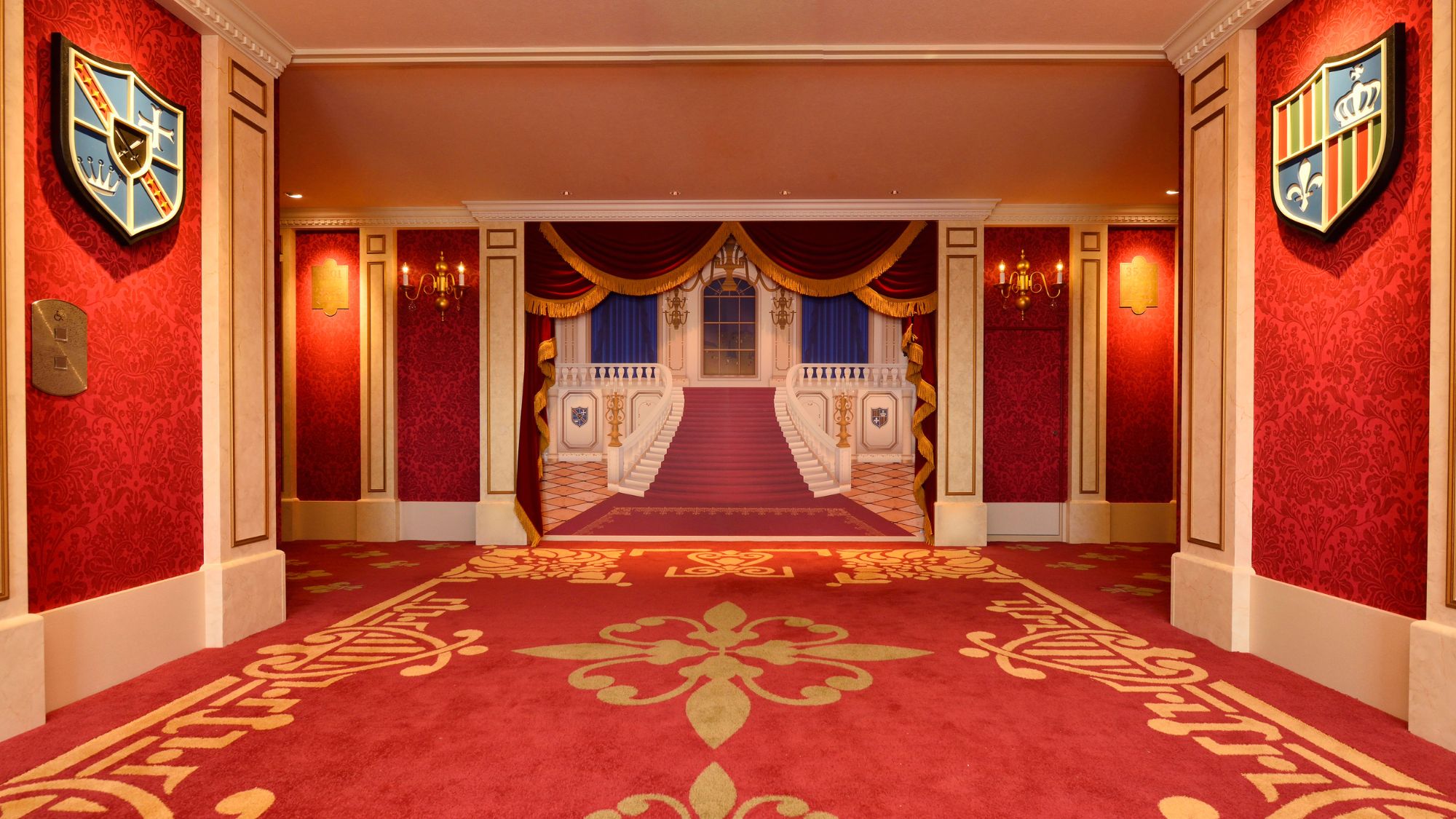 舞踏会を楽しむホールは、人気のフォトスポット♪