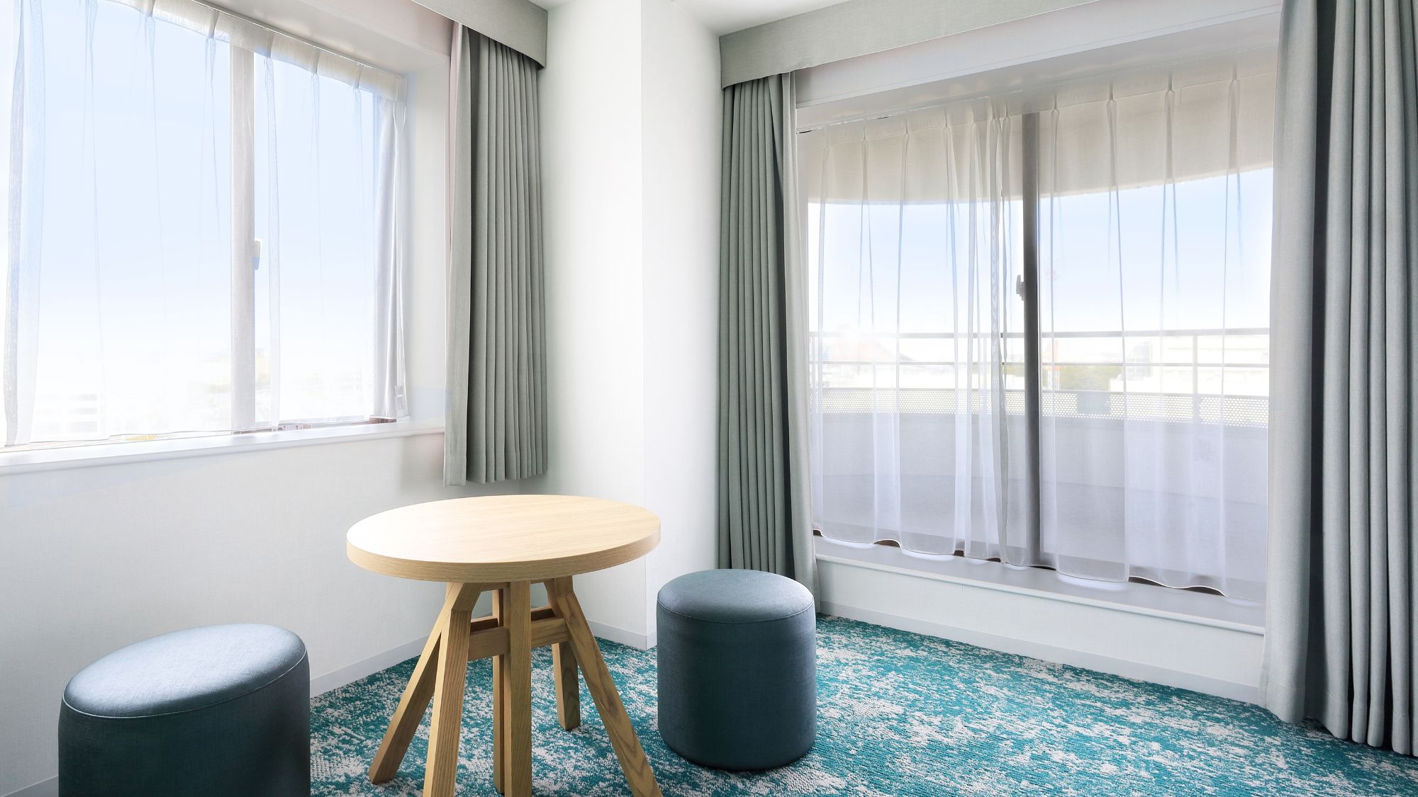 窓の外にはディズニーリゾート(R)の景色が広がる絶景のロケーション『コーナーコンフォートルーム』